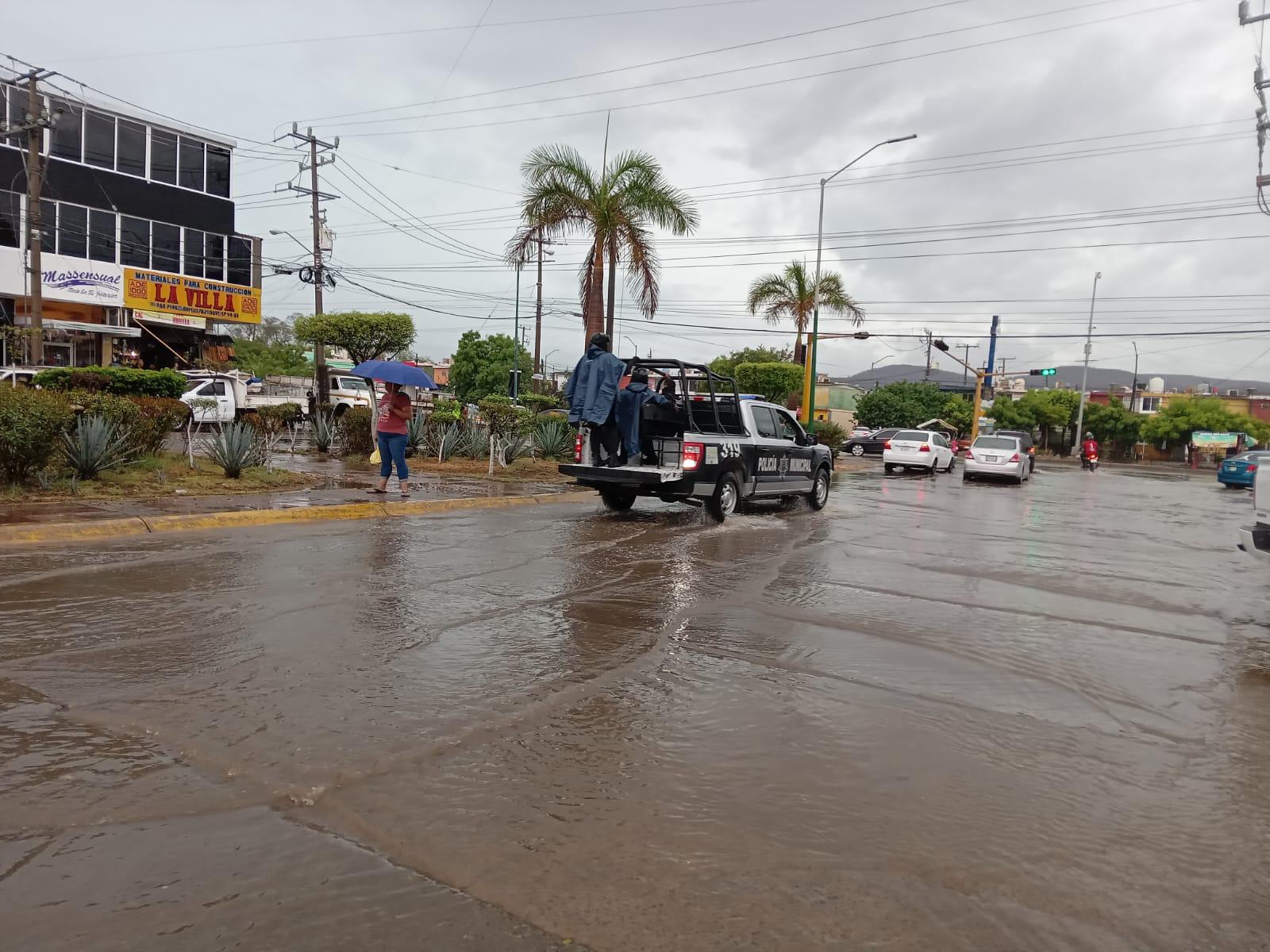 $!Fuertes inundaciones provocan caos vial y cierre de avenidas en Mazatlán