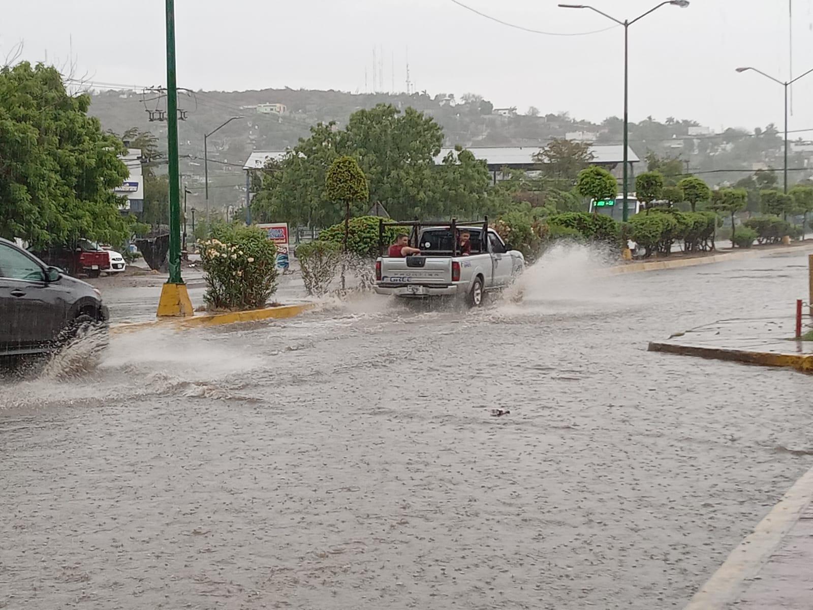 $!Fuertes inundaciones provocan caos vial y cierre de avenidas en Mazatlán