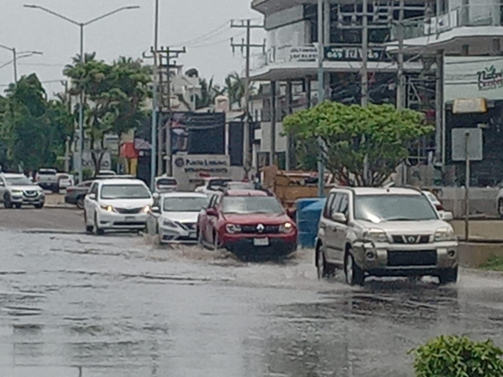 $!Provocan fuertes encharcamientos en algunas avenidas lluvias que cayeron durante las últimas horas en Mazatlán