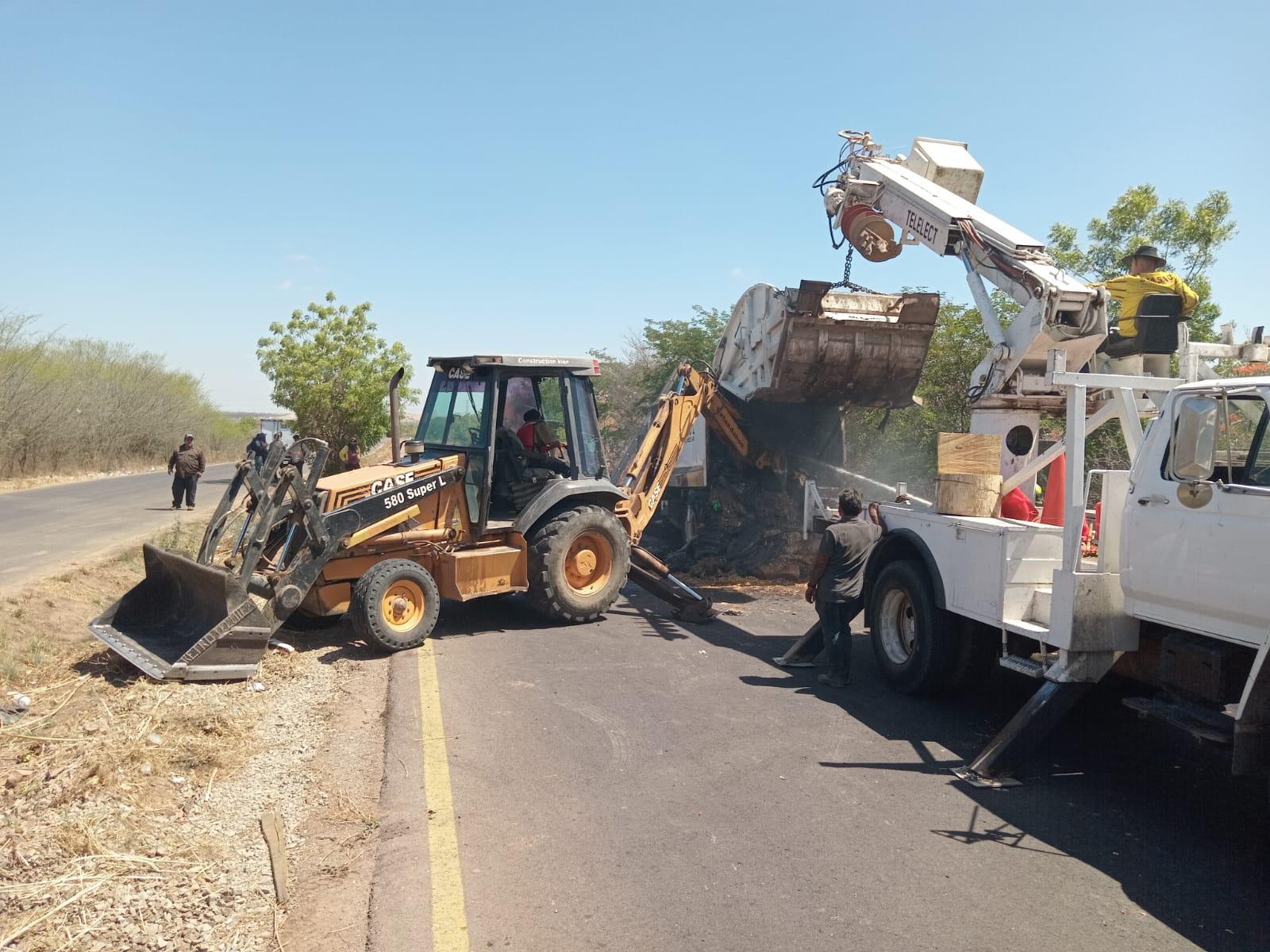 $!Se incendia camión de basura a la altura de La Primavera en Culiacán