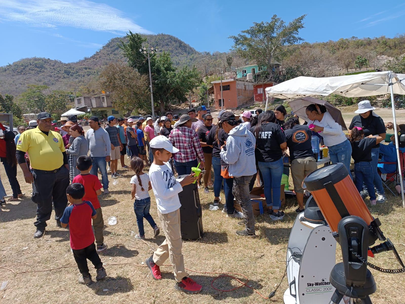 $!Acuden cerca de 3 mil a la explanada municipal de Rosario para observar el eclipse, reporta Turismo