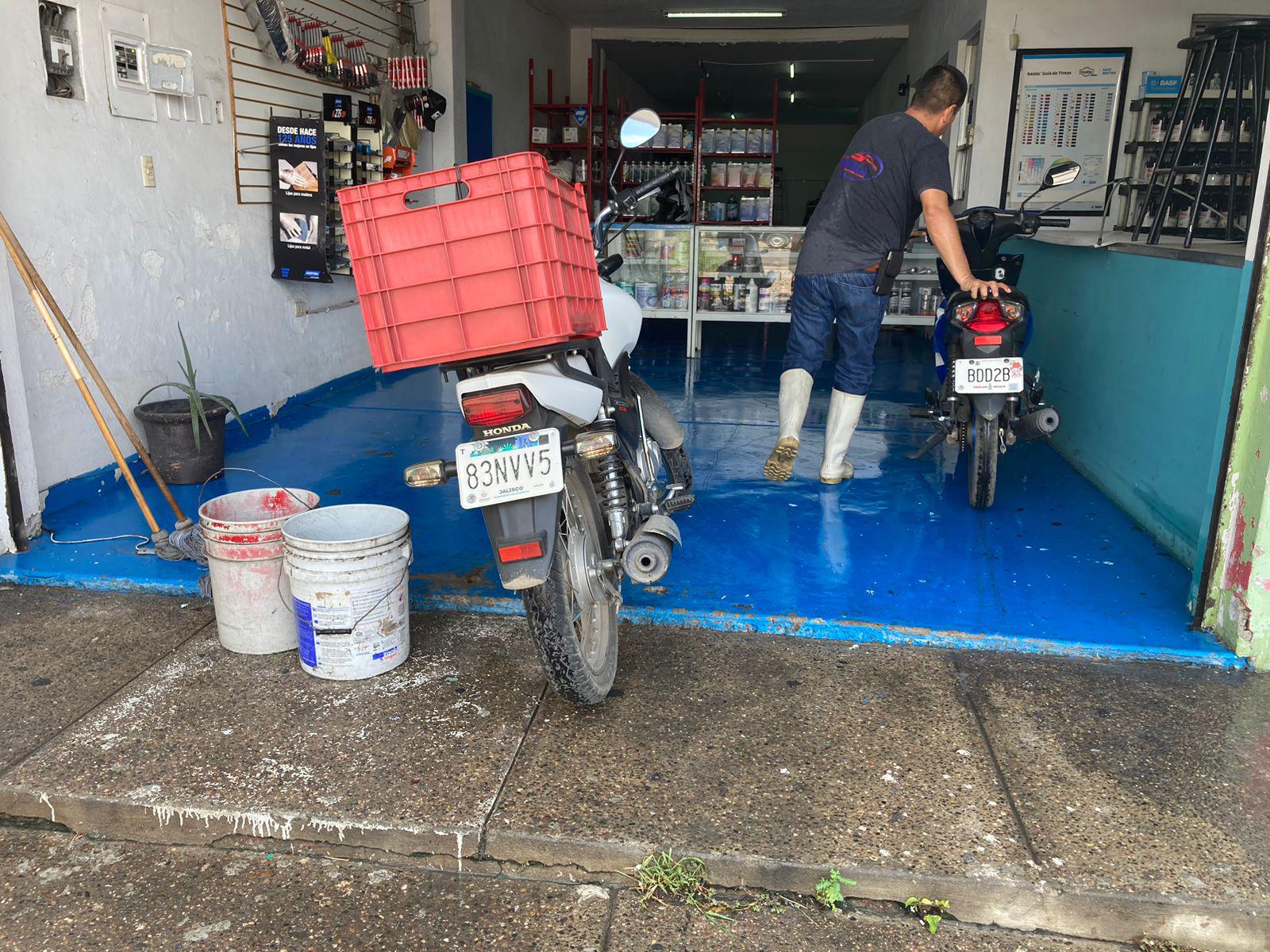 $!Se les mete el agua a sus negocios cada vez que llueve