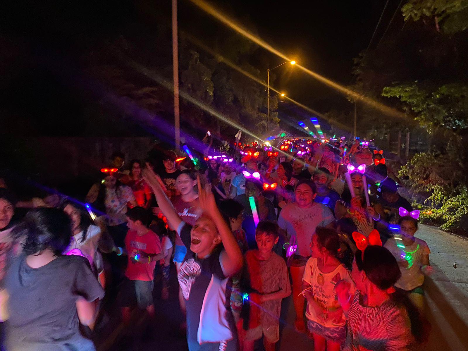 $!Se divierten en El Walamo con la ‘Caminata Luminosa’