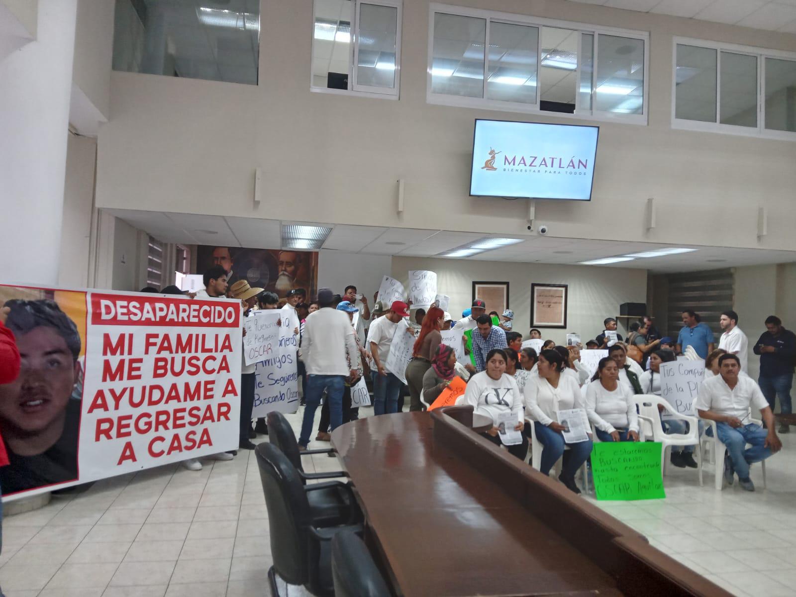 $!Evade Alcaldesa de Mazatlán atender protesta que exige hallar a Óscar