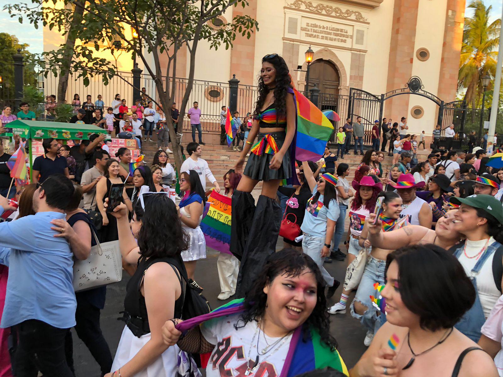 $!‘Colorea’ marcha LGBT con música, euforia y diversidad a Culiacán