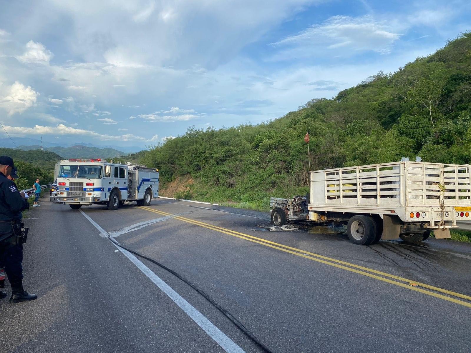 $!Se incendia camioneta cuando circulaba por la Autopista Durango-Mazatlán