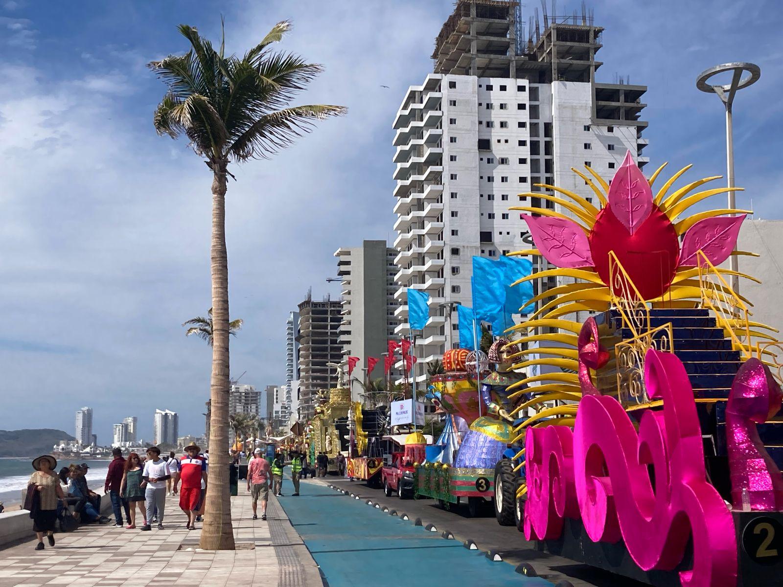 $!Inicia a las 16:00 horas el segundo desfile de Carnaval; ya esperan miles de personas en el malecón