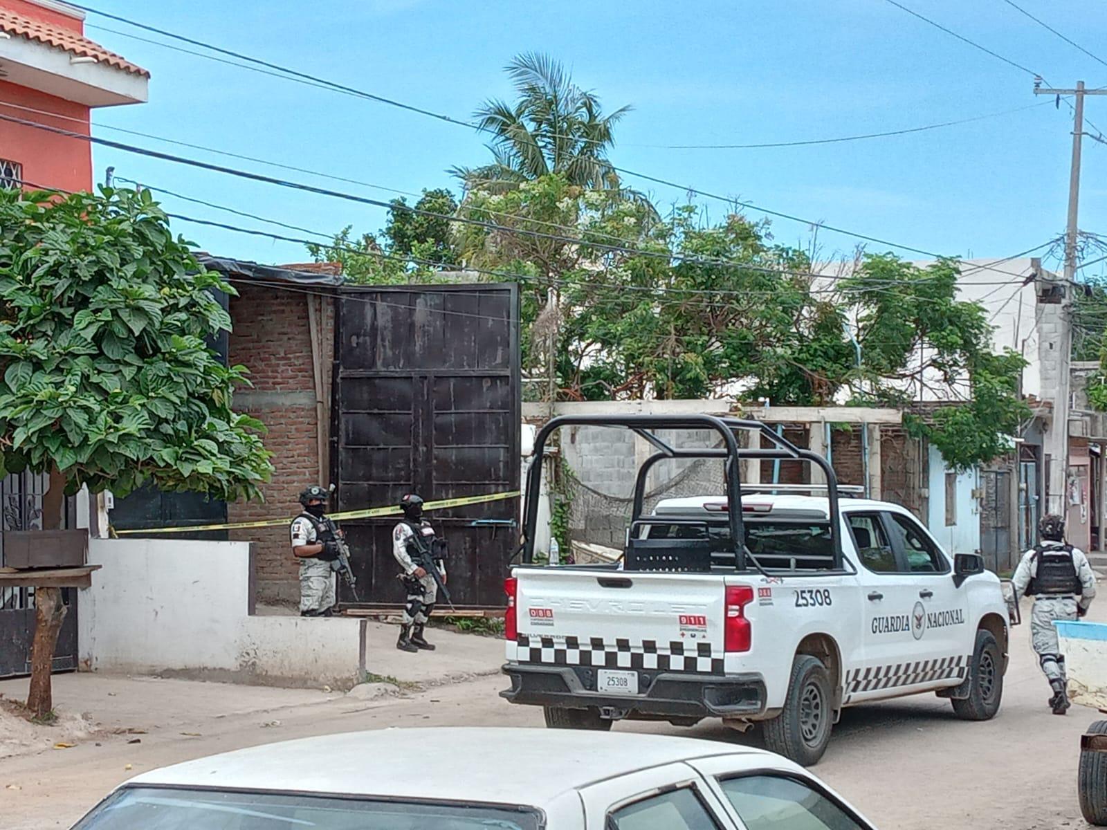 $!Fuerzas Federales aseguran toma clandestina de combustible en bodega de colonia Loma Atravesada en Mazatlán