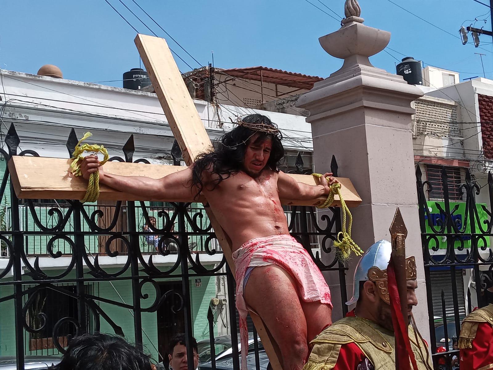 $!Realizan Viacrucis en el Atrio de la Catedral de Mazatlán