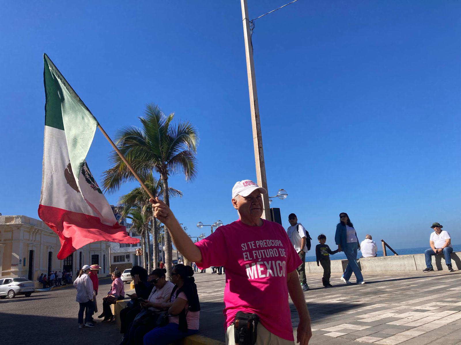 $!Marchan en Mazatlán ‘por Nuestra Democracia’ desde el Escudo de Sinaloa