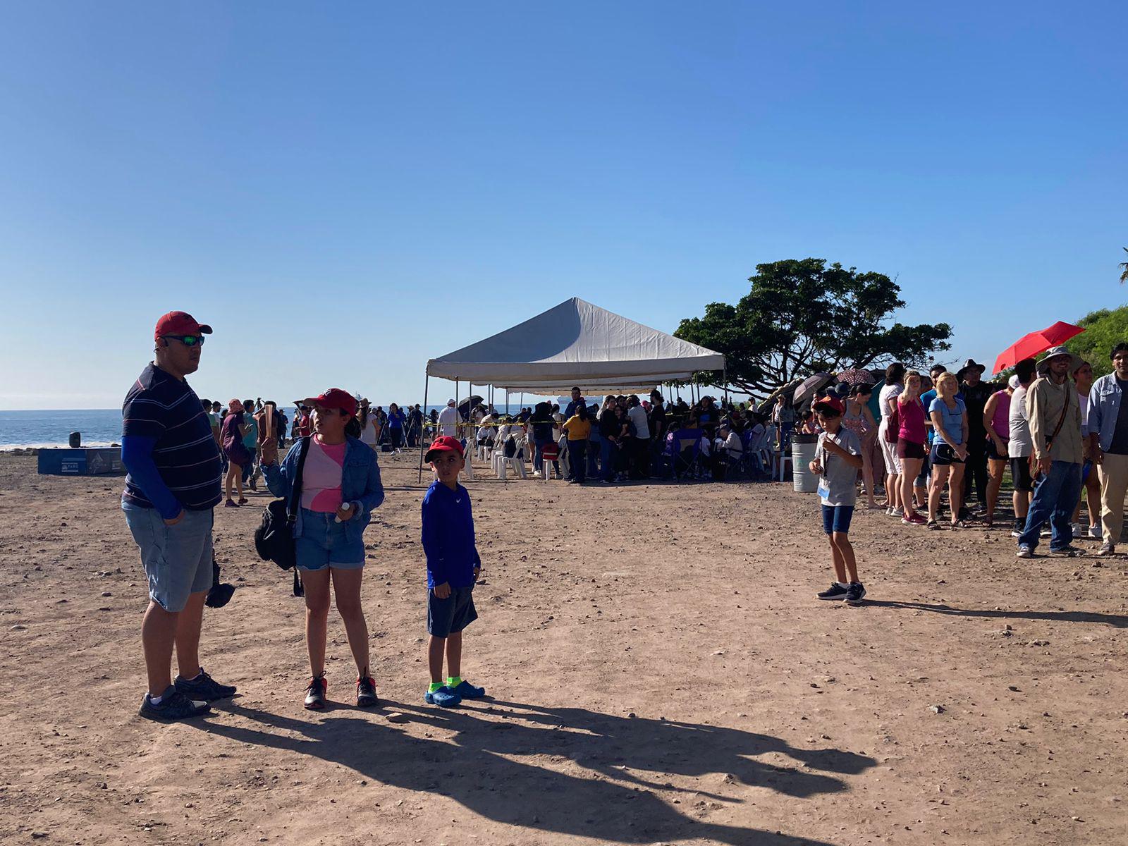 $!Esperan el eclipse solar anular desde las escolleras de Mazatlán