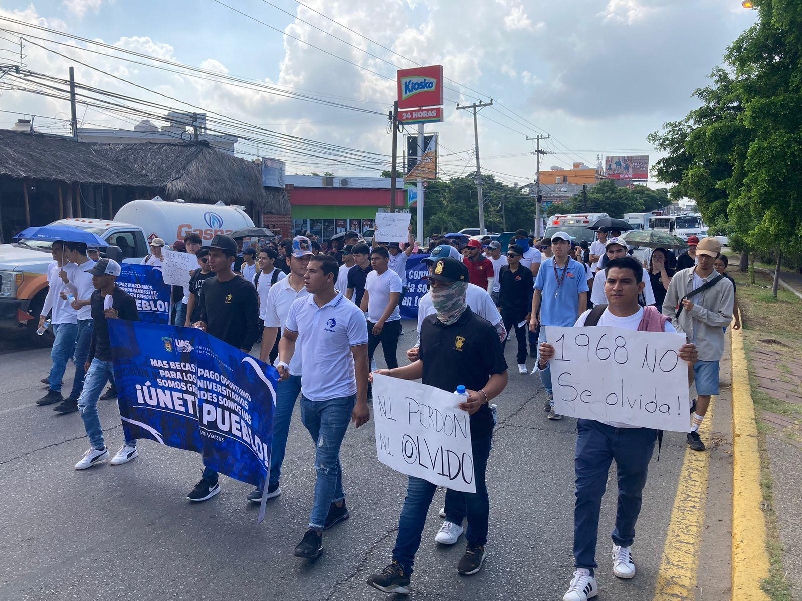 $!Estudiantes de la UAS marchan en Mazatlán para recordar el 2 de octubre