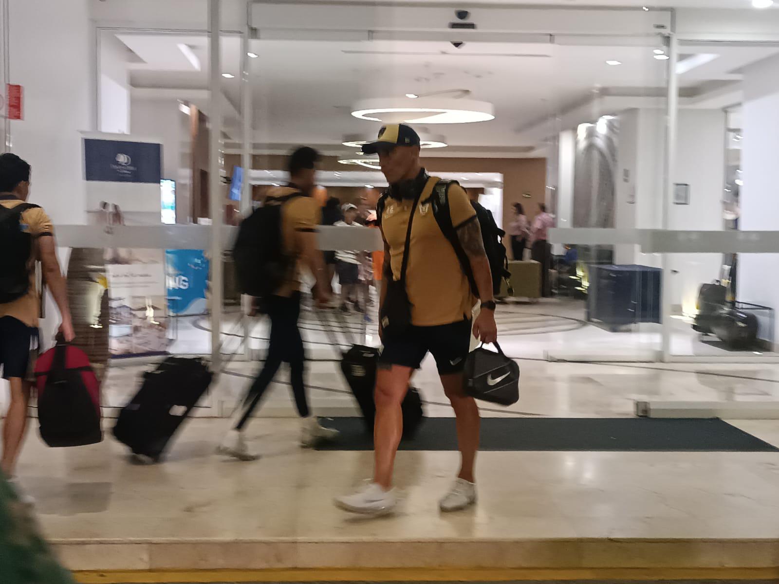 $!Llega Pumas a Mazatlán y es recibido con entusiasmo por un grupo de aficionados