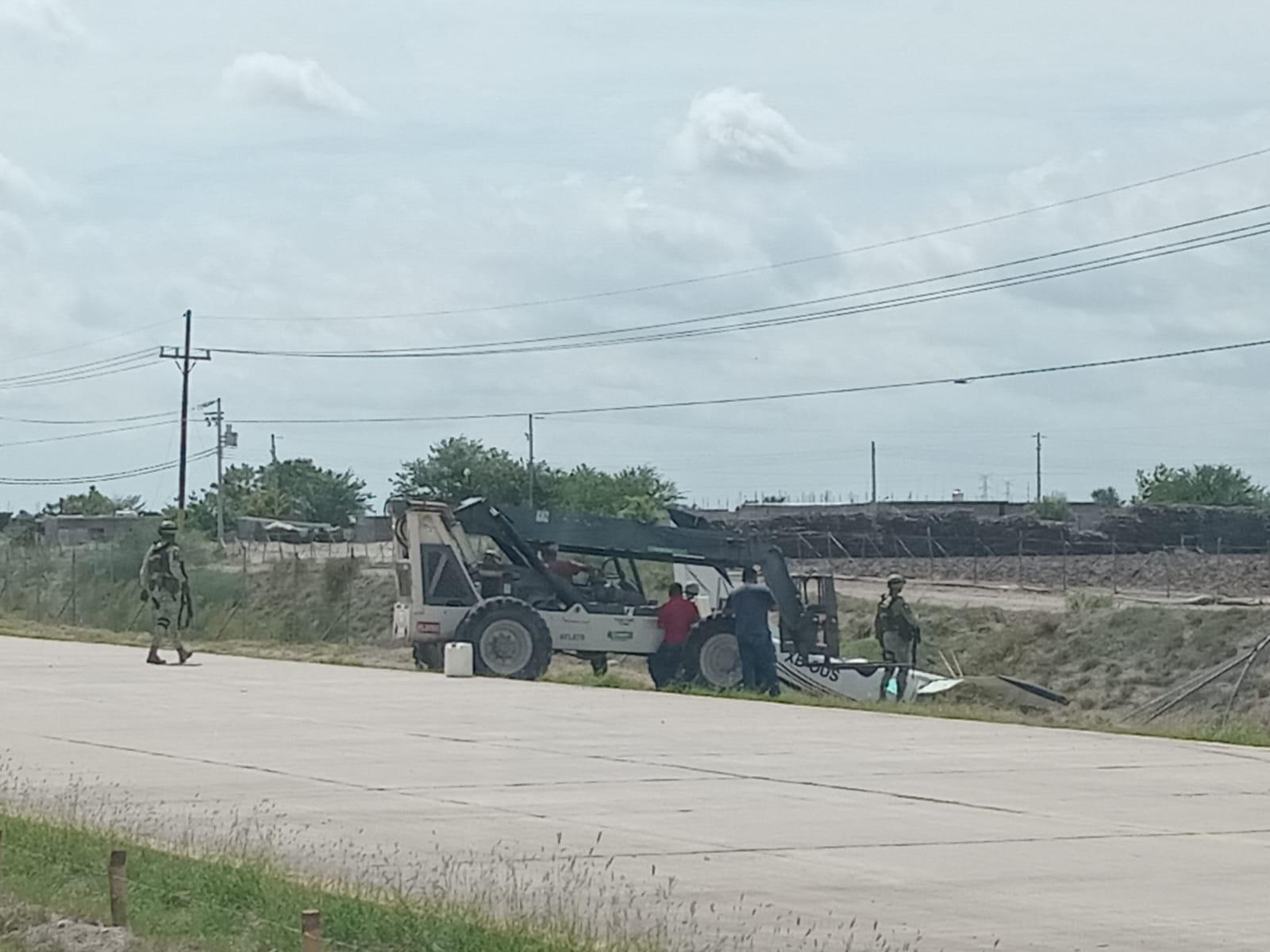 $!Se desploma avioneta y cae a dren en Villa Juárez, Navolato