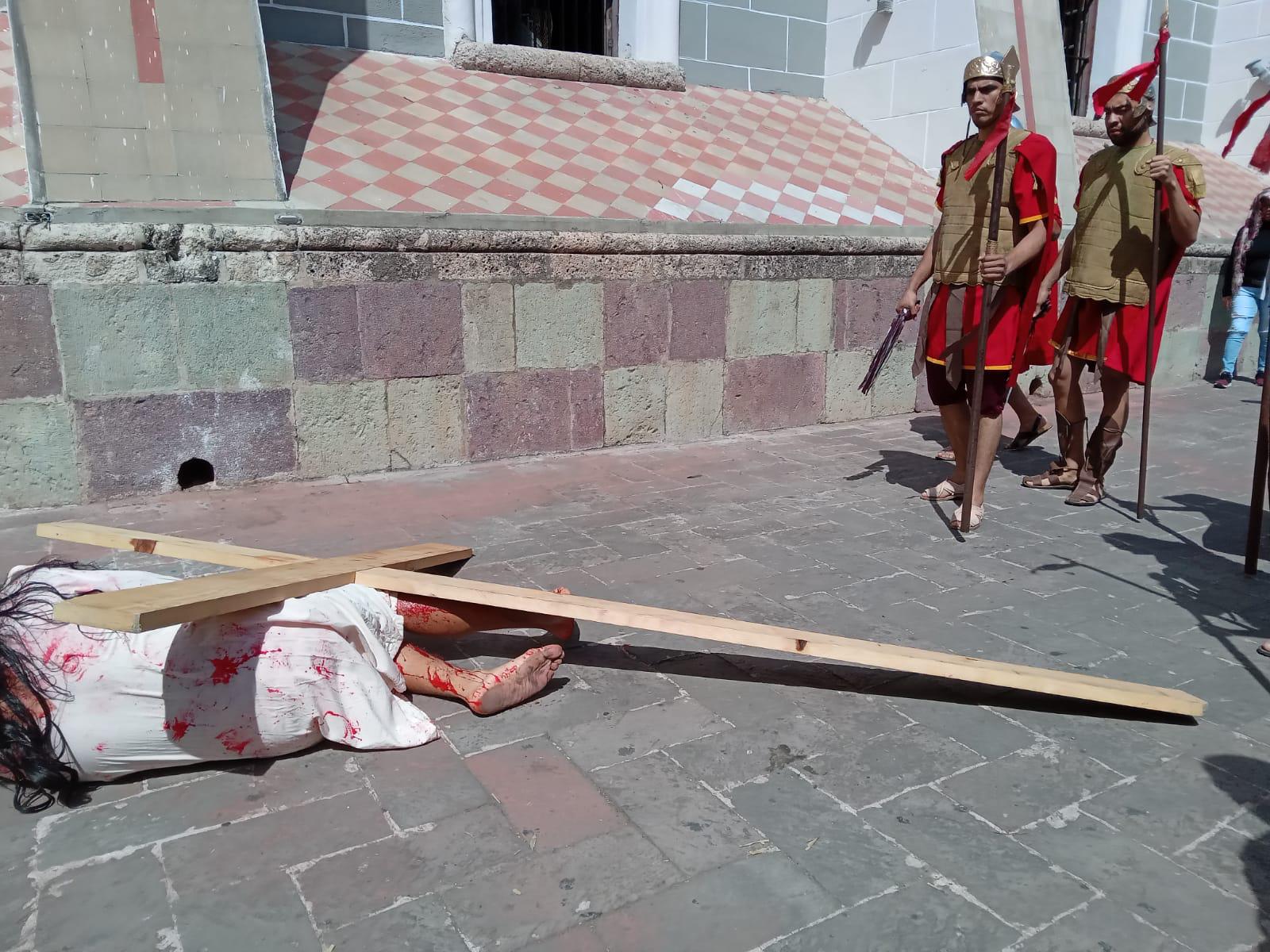 $!Realizan Viacrucis en el Atrio de la Catedral de Mazatlán