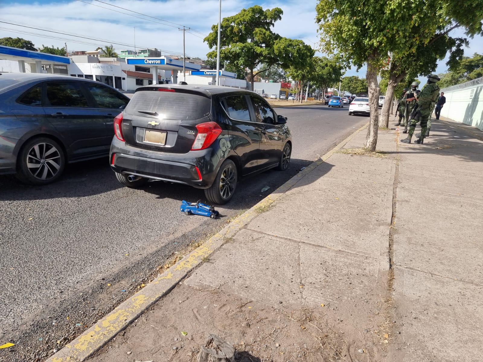 $!Arrojan de nuevo ponchallantas frente a instalaciones militares en Culiacán