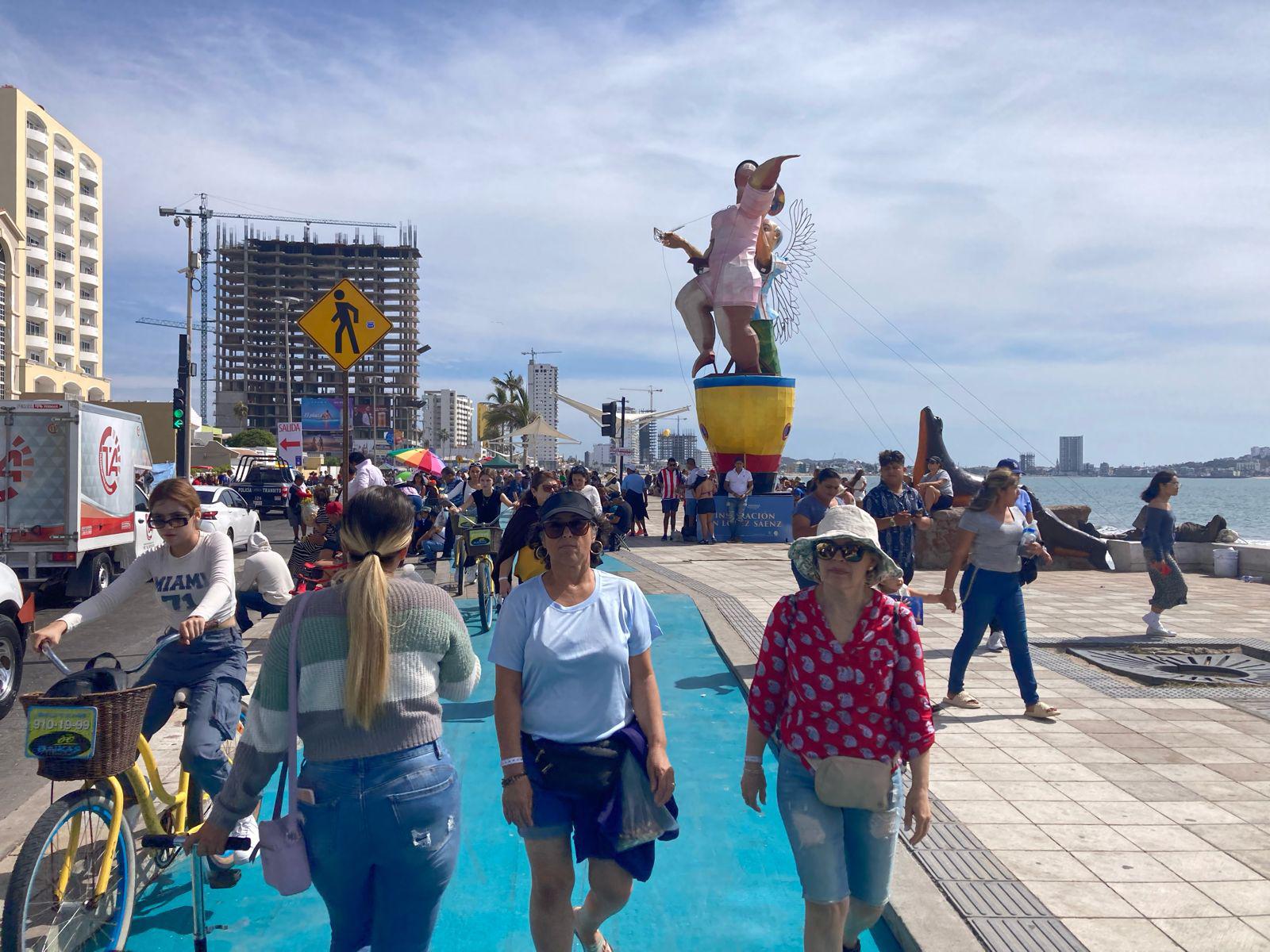 $!Inicia a las 16:00 horas el segundo desfile de Carnaval; ya esperan miles de personas en el malecón