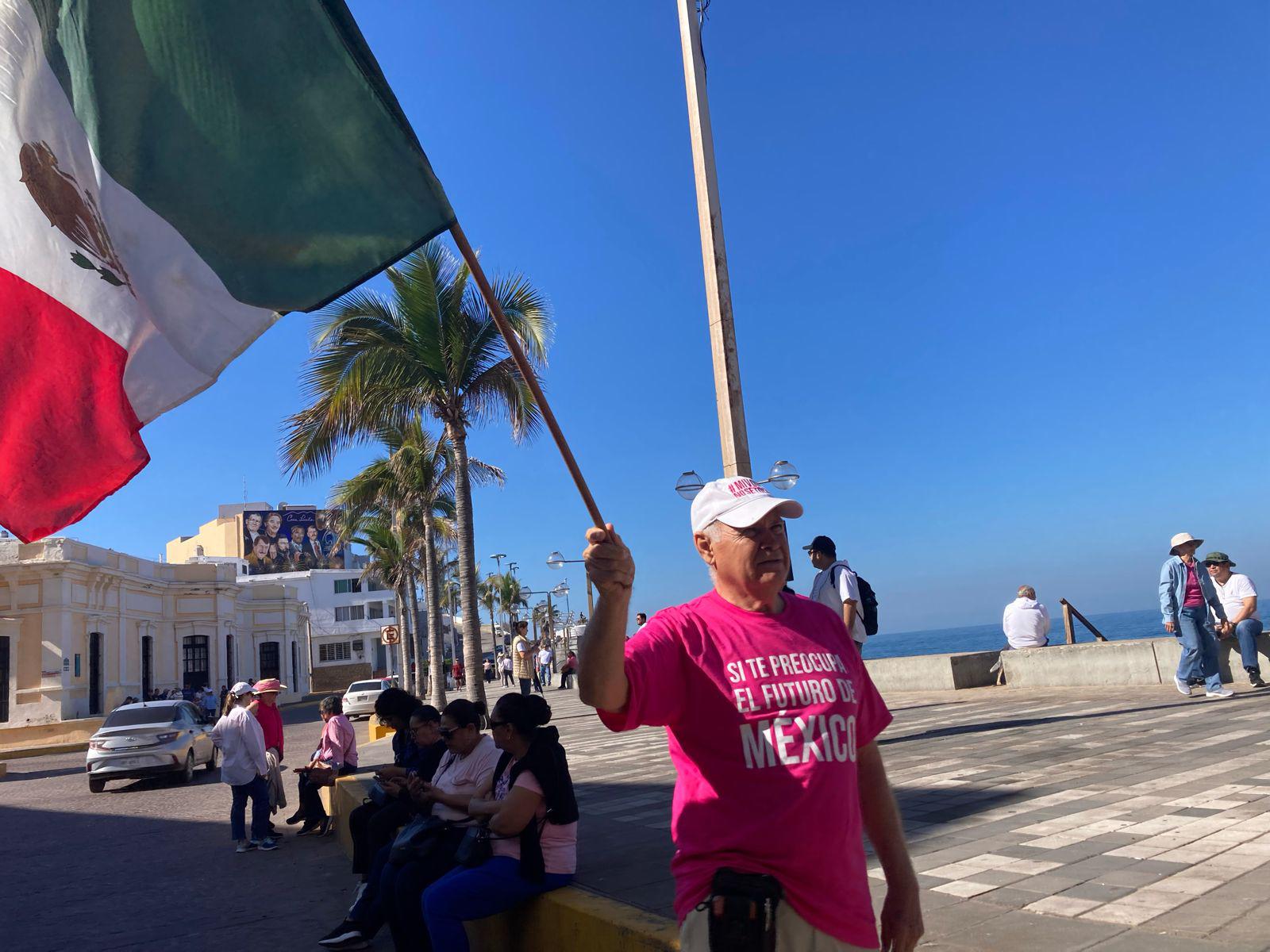 $!Marchan en Mazatlán ‘por Nuestra Democracia’ desde el Escudo de Sinaloa