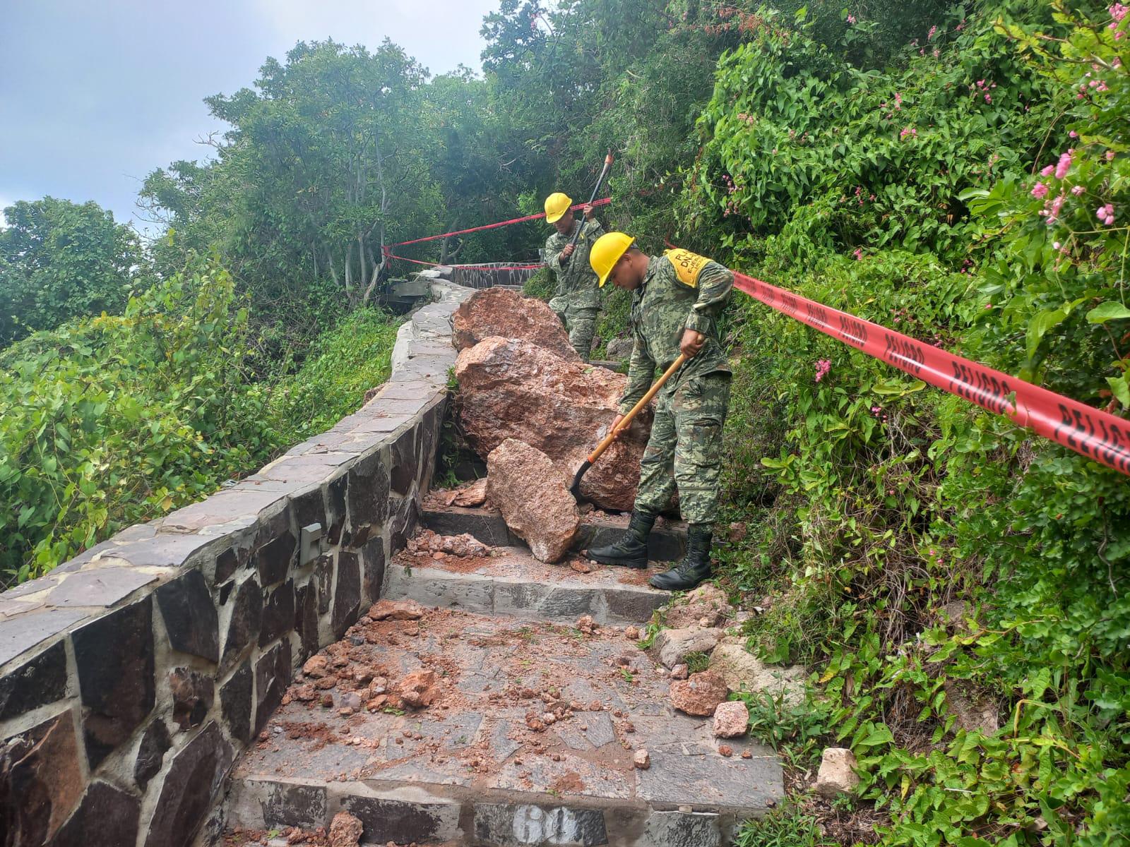 $!Remueve Ejército las piedras que cayeron en los escalones del faro