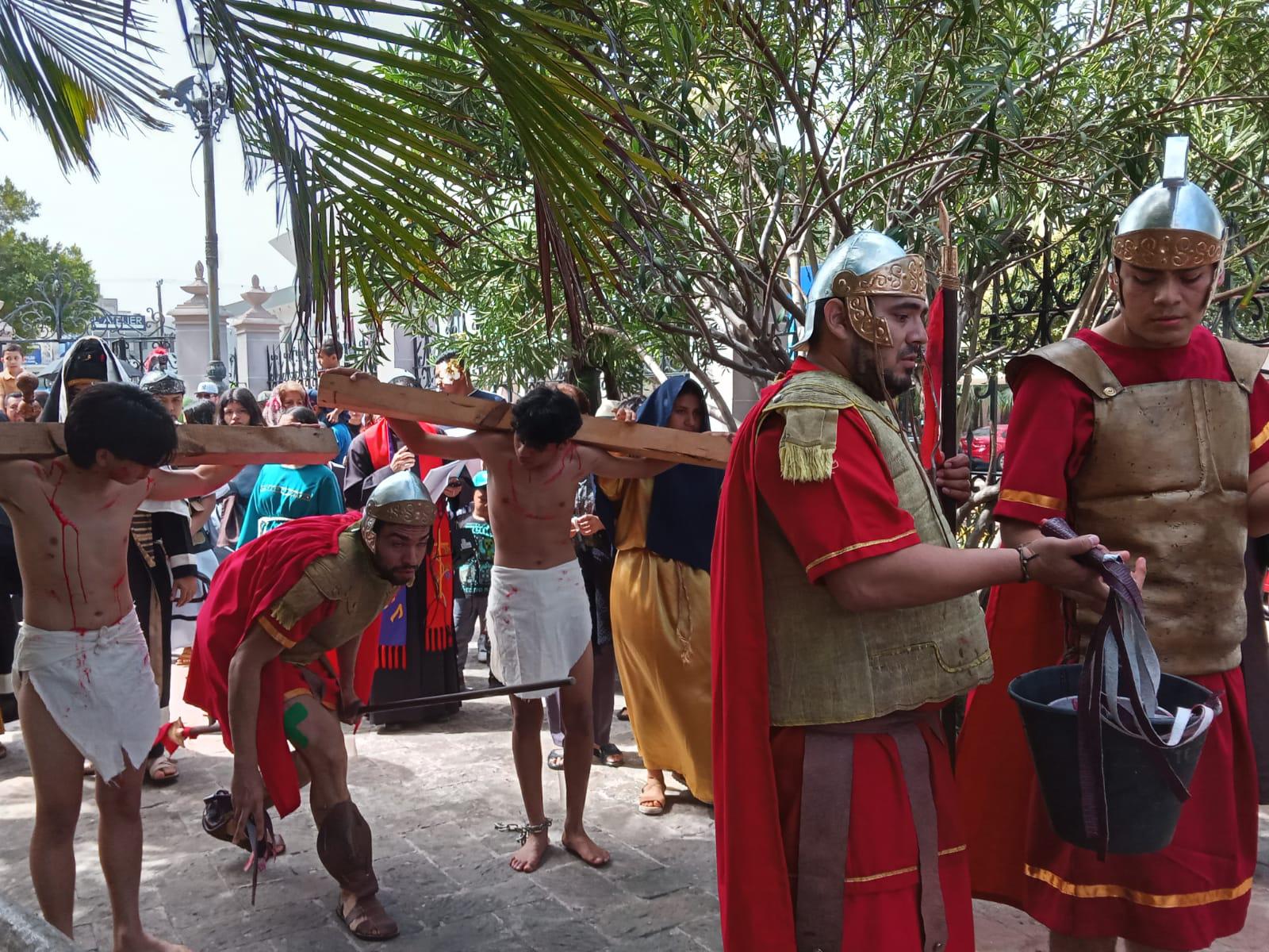 $!Realizan Viacrucis en el Atrio de la Catedral de Mazatlán