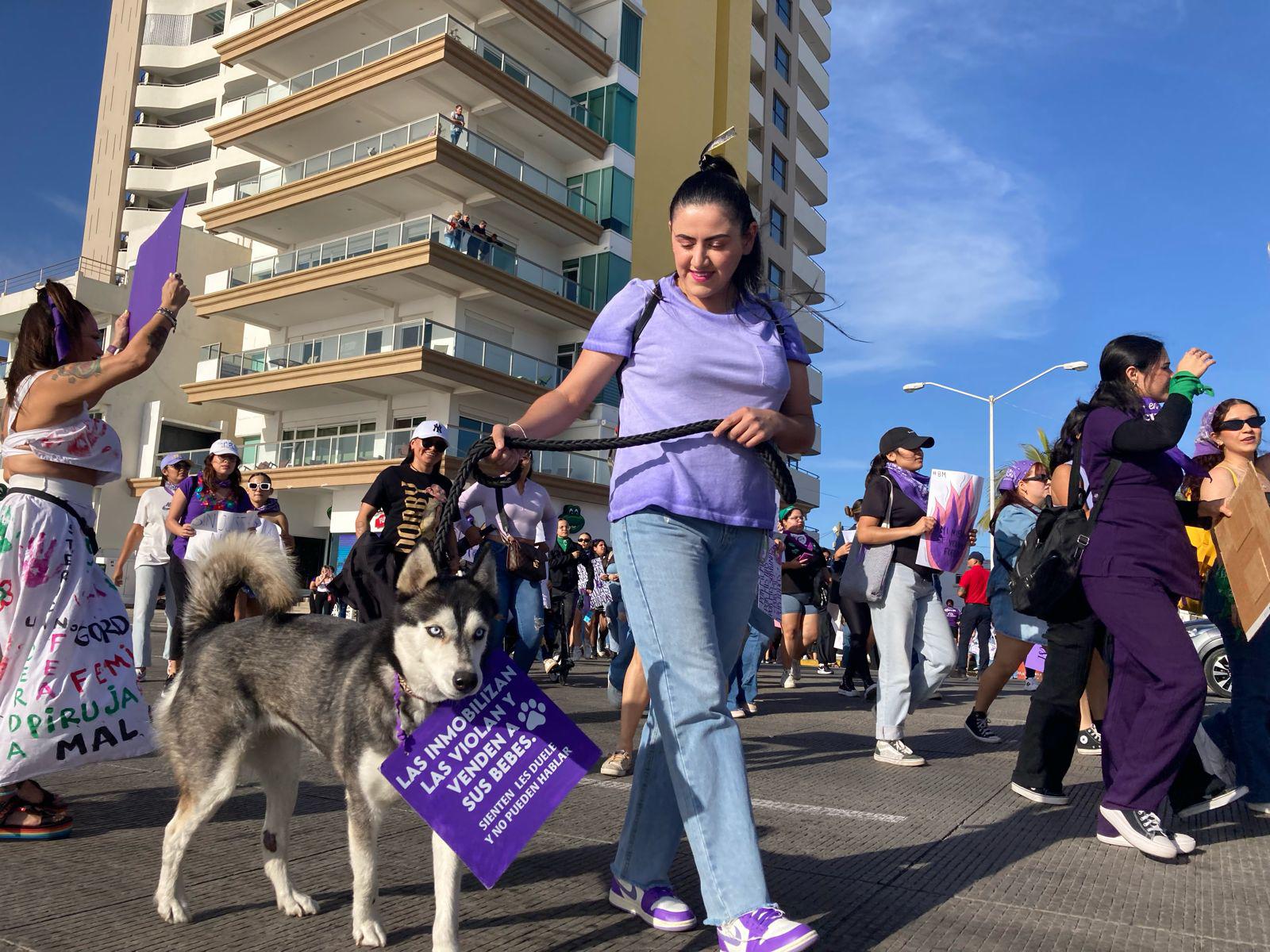 $!‘Mujer escucha, esta es tu lucha’; inicia la Marcha 8M por el malecón de Mazatlán