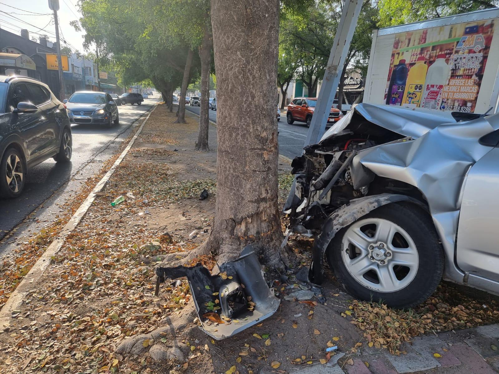 $!Chocan cuatro vehículos por el bulevar Zapata, en Culiacán