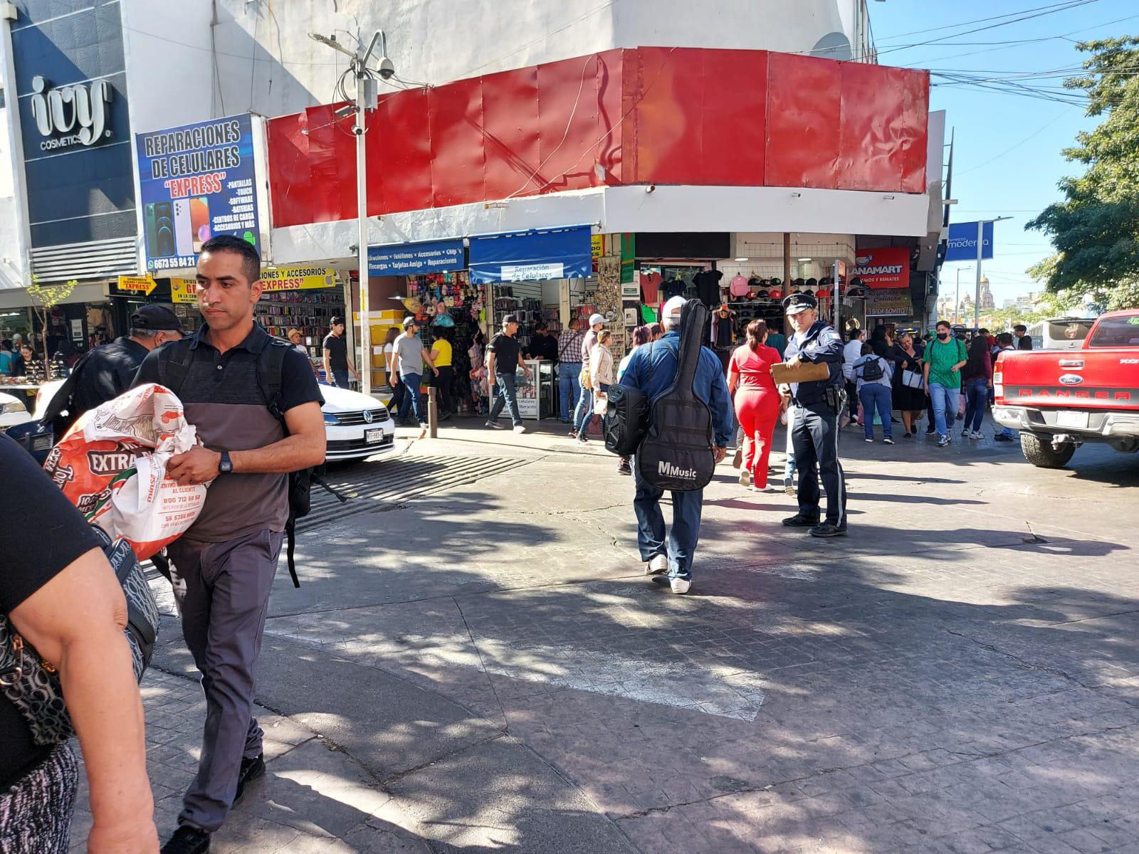 $!Realizan compras previas a Noche Buena en el Centro de Culiacán