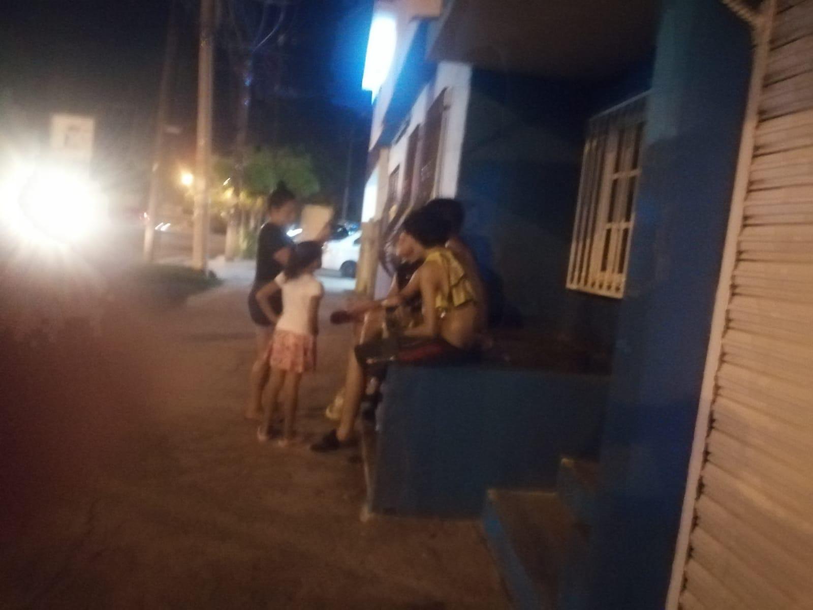 $!Cumplen 16 horas sin luz en zona del Infonavit Playas; alistan bloqueo de calles