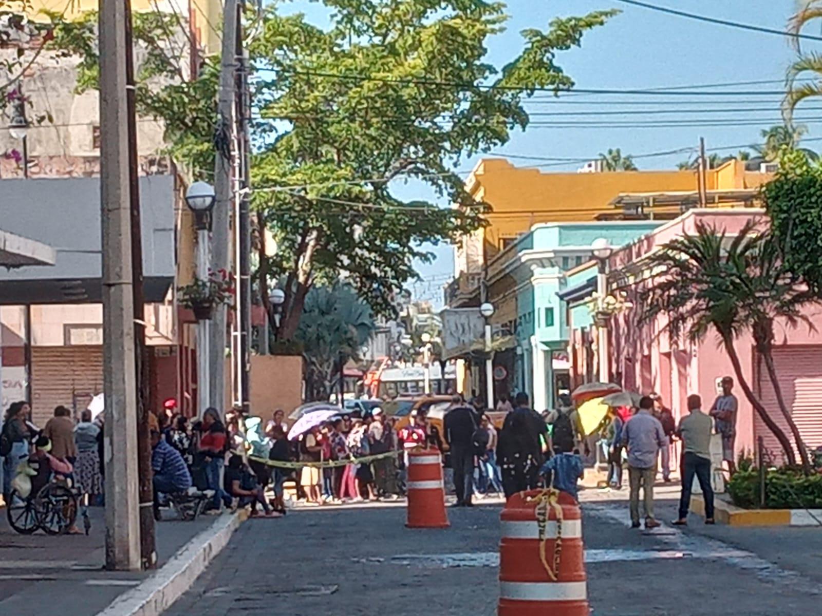 $!Bloquean desplazados por la violencia calles del Centro; acusan desatención de los gobiernos Municipal y Estatal