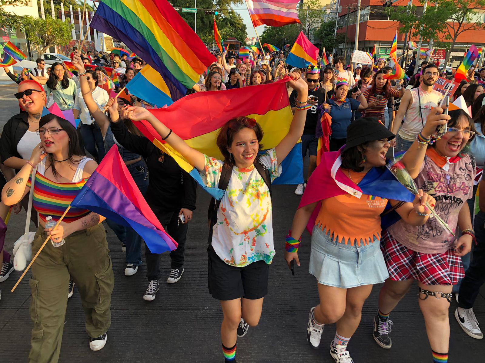 $!‘Colorea’ marcha LGBT con música, euforia y diversidad a Culiacán