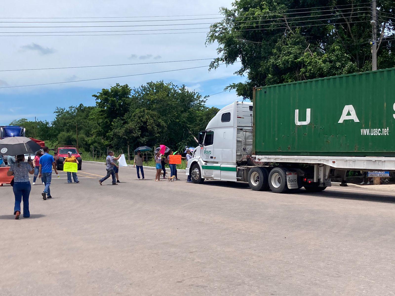 $!Tras dos horas de bloqueo, liberan la carretera Mazatlán-Culiacán, en El Puente de El Quelite