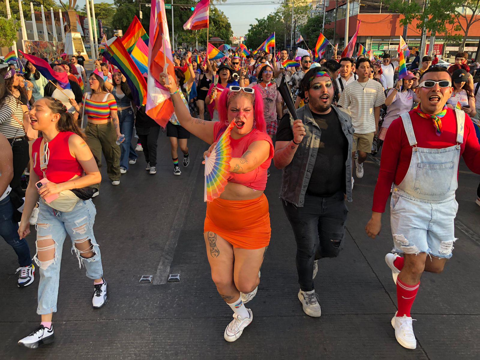 $!‘Colorea’ marcha LGBT con música, euforia y diversidad a Culiacán