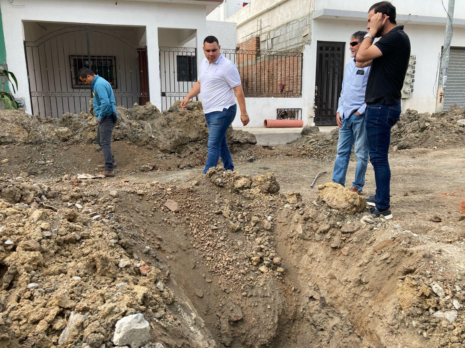 $!Supervisa Alcalde de Mazatlán avances en rehabilitación de drenaje en Hogar del Pescador