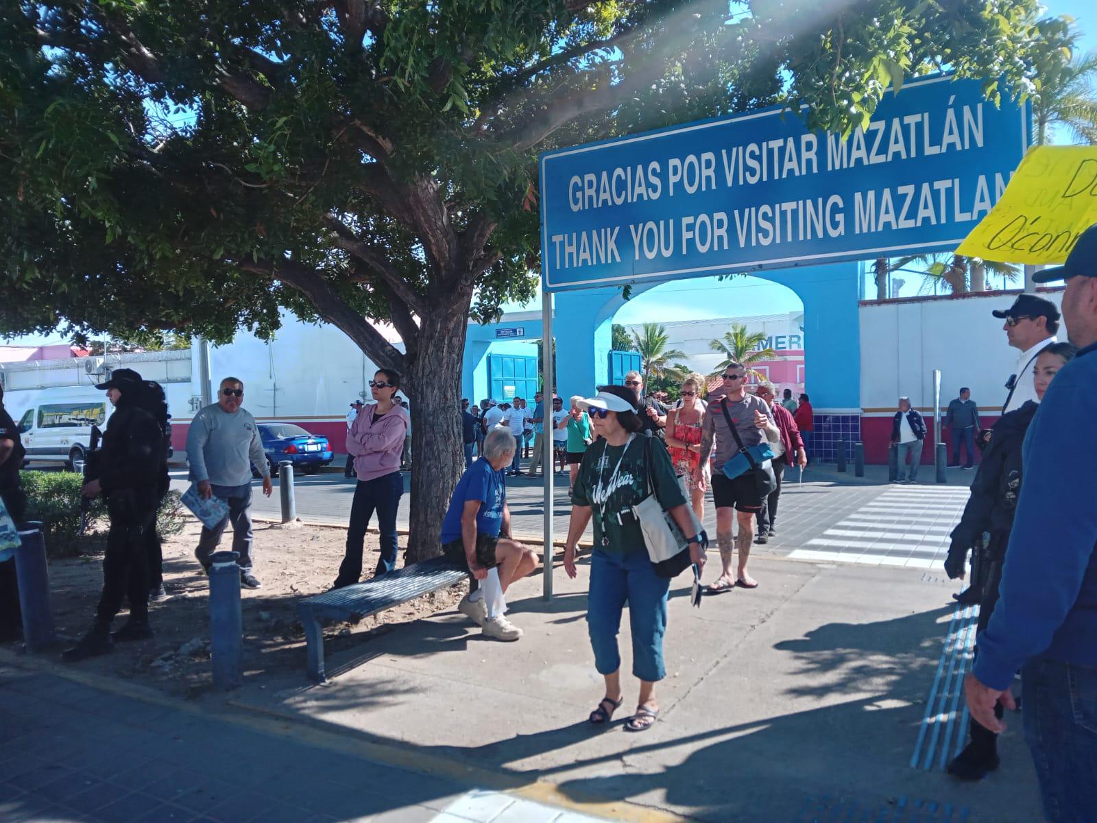 $!Bloquean familiares de personas desaparecidas la avenida frente a muelle de cruceros para exigir ayuda para buscarlos