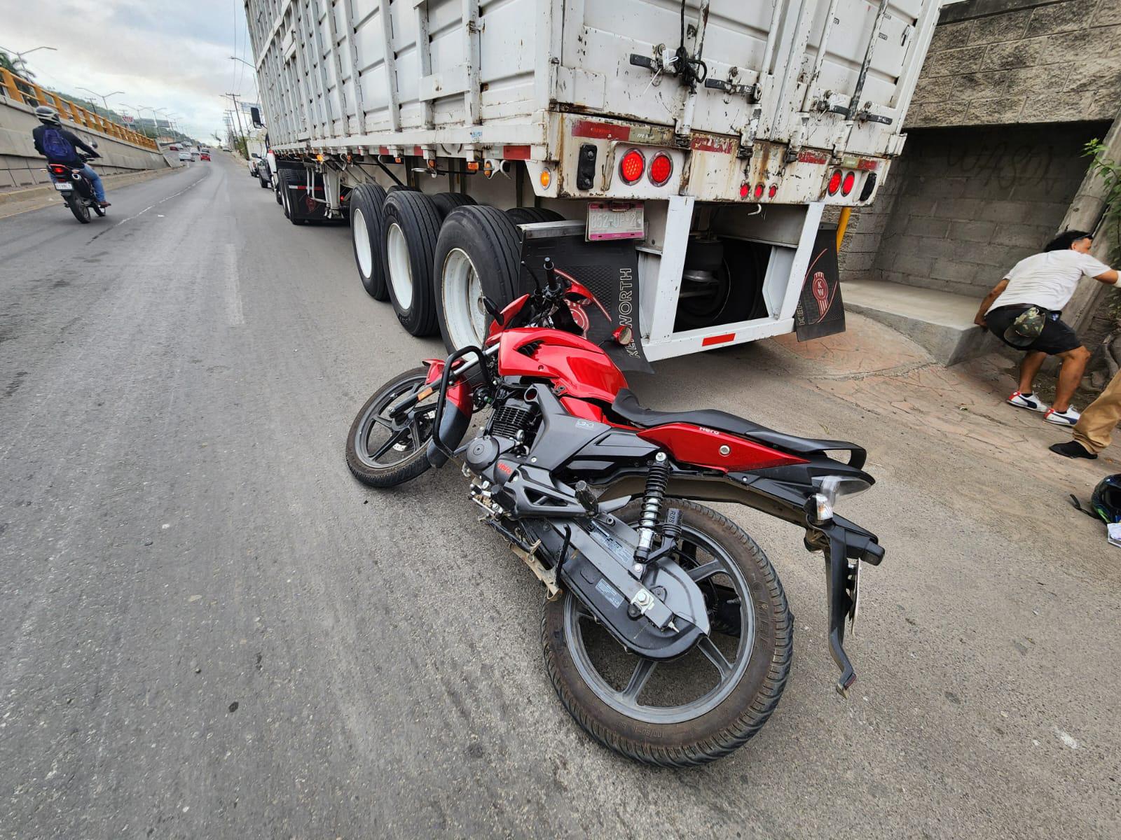 $!Motociclista choca contra tráiler estacionado en la lateral del Paso Superior Sur en Mazatlán