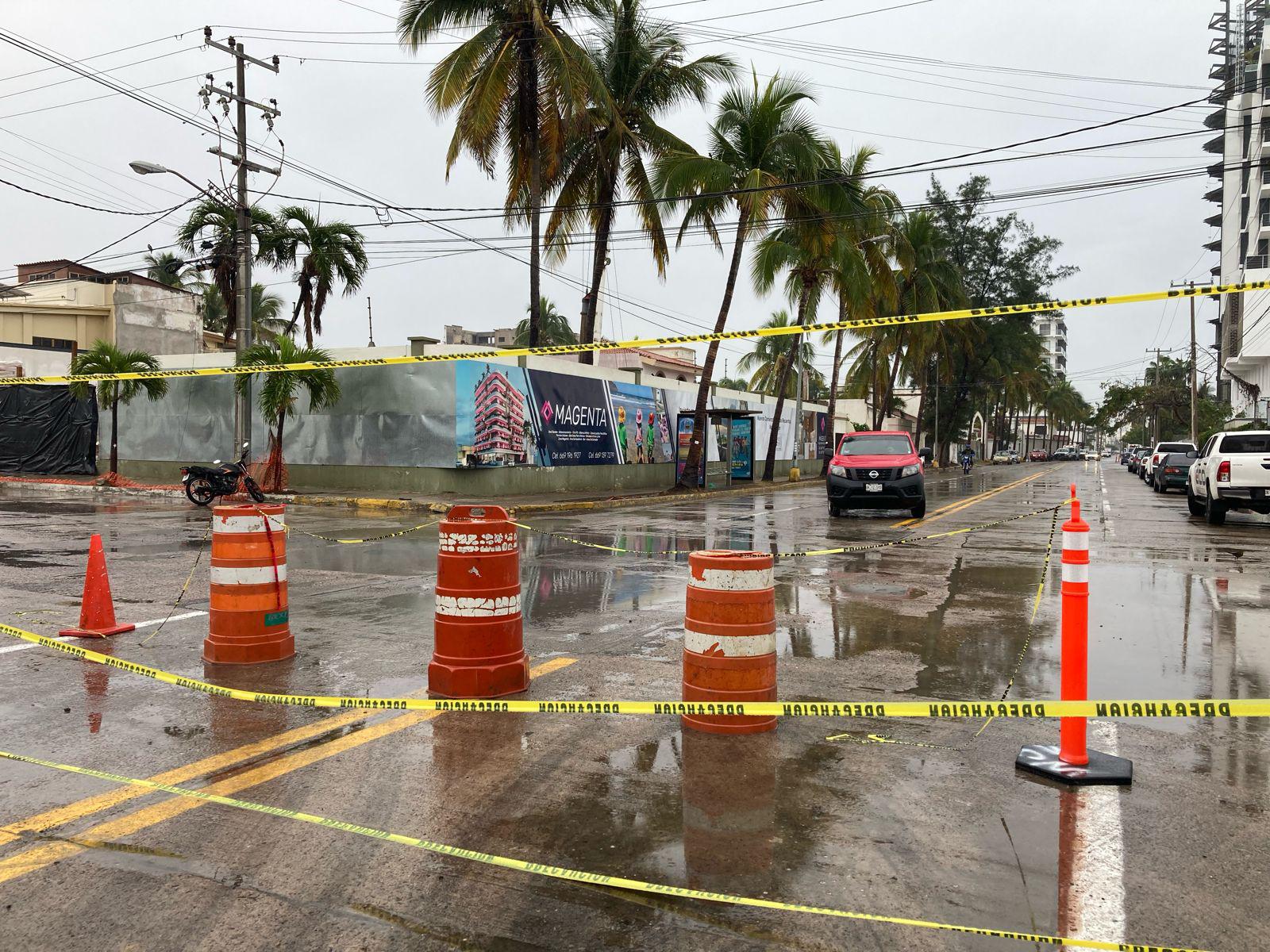 $!Avenida Cruz Lizárraga, en Mazatlán, está cerrada a la circulación