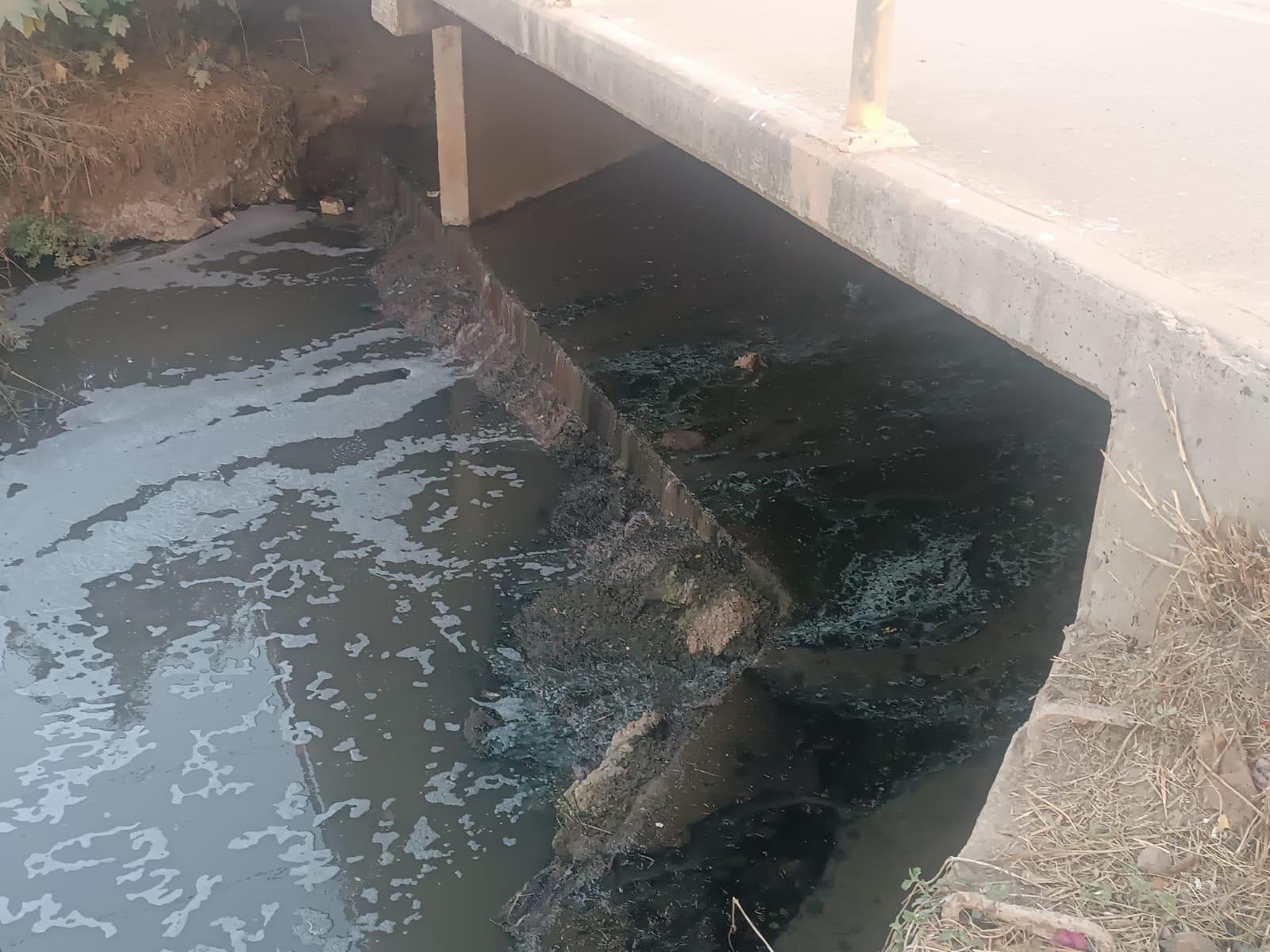 $!Infestado de drenaje y con mal olor luce el arroyo Jabalines de Mazatlán