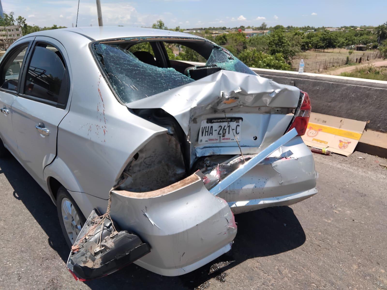 $!Choque de motocicleta contra automóvil, en Culiacán, deja dos heridos