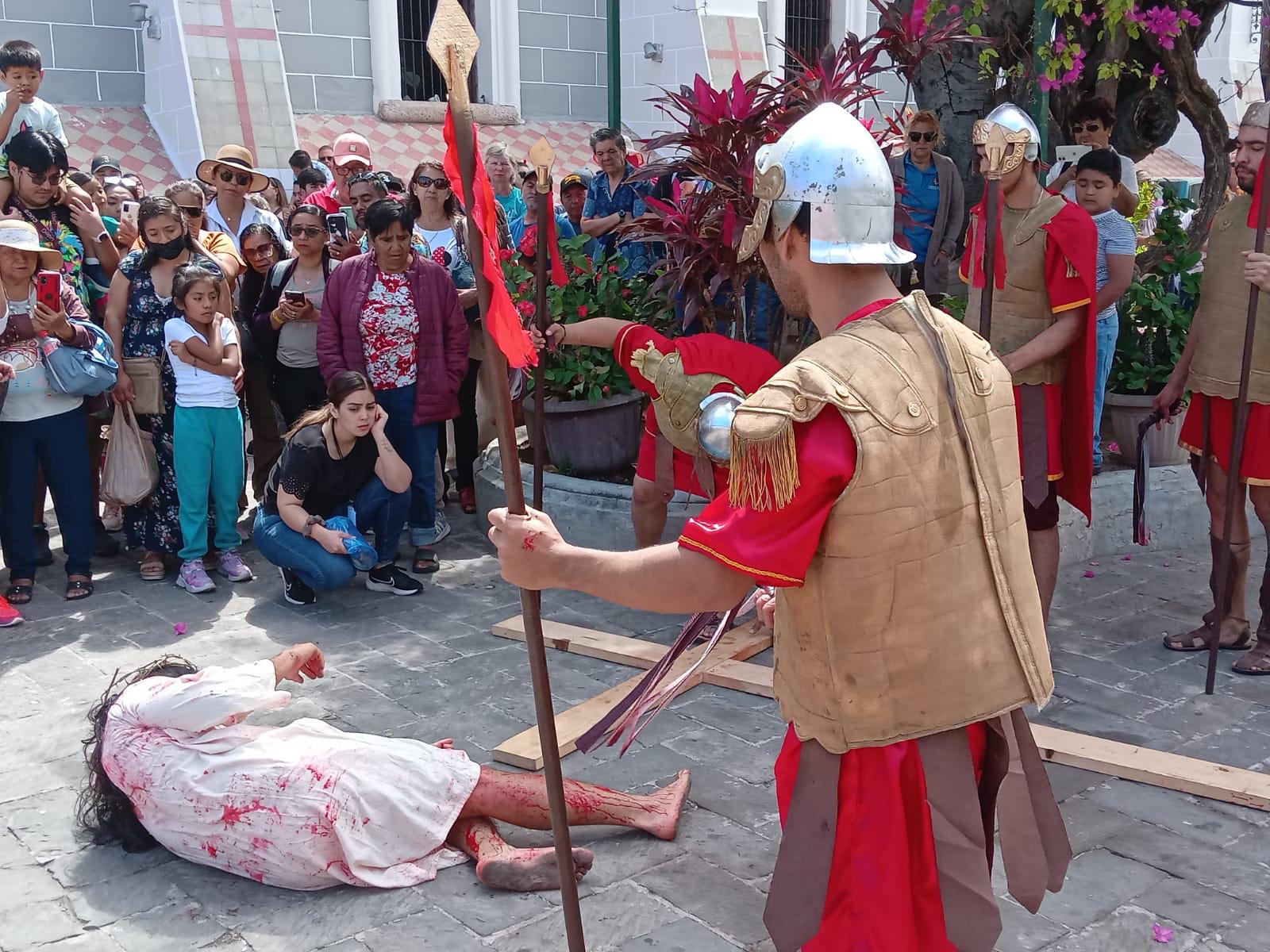 $!Realizan Viacrucis en el Atrio de la Catedral de Mazatlán