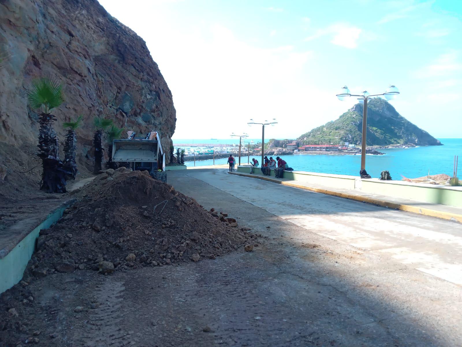 $!Provoca tormenta también deslaves en el Cerro del Vigía, en Mazatlán