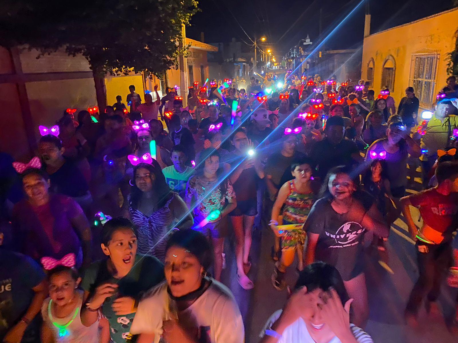 $!Se divierten en El Walamo con la ‘Caminata Luminosa’