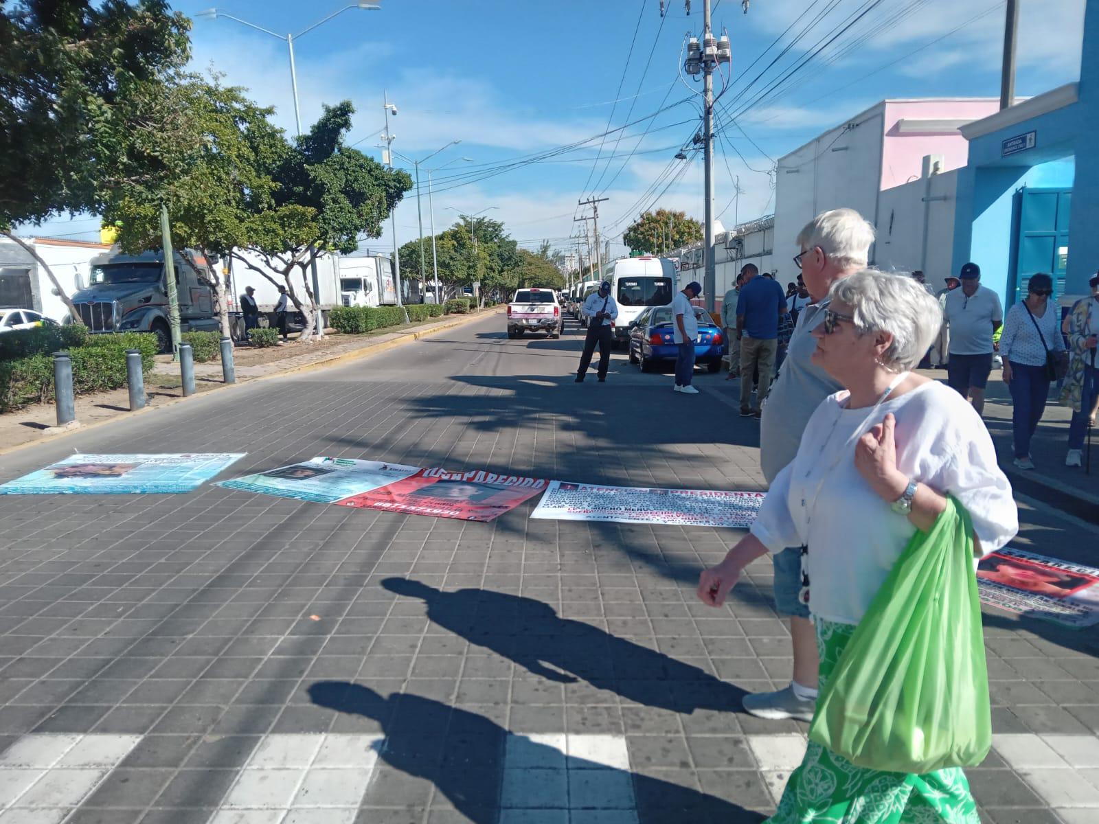 $!Bloquean familiares de personas desaparecidas la avenida frente a muelle de cruceros para exigir ayuda para buscarlos