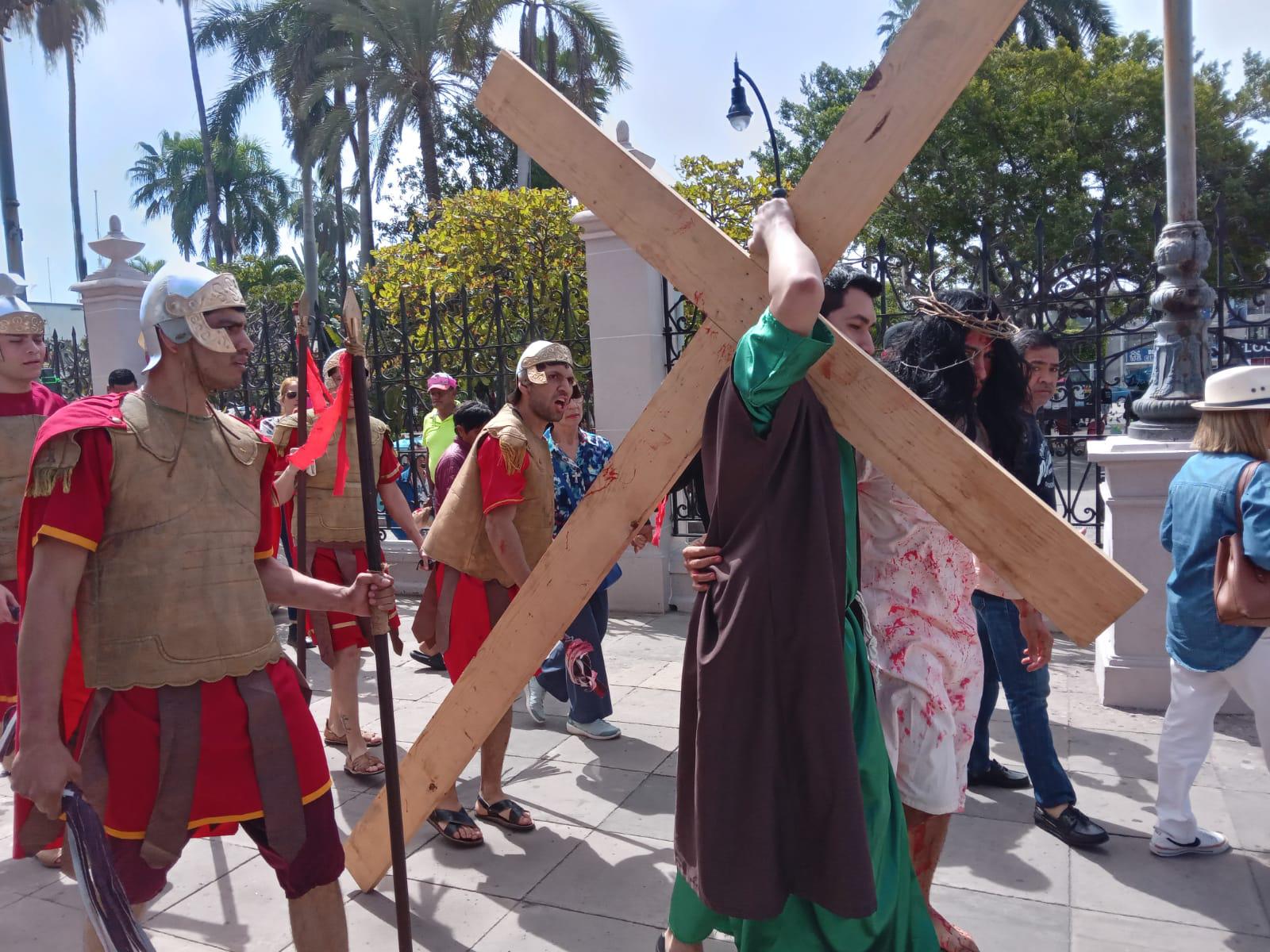 $!Realizan Viacrucis en el Atrio de la Catedral de Mazatlán