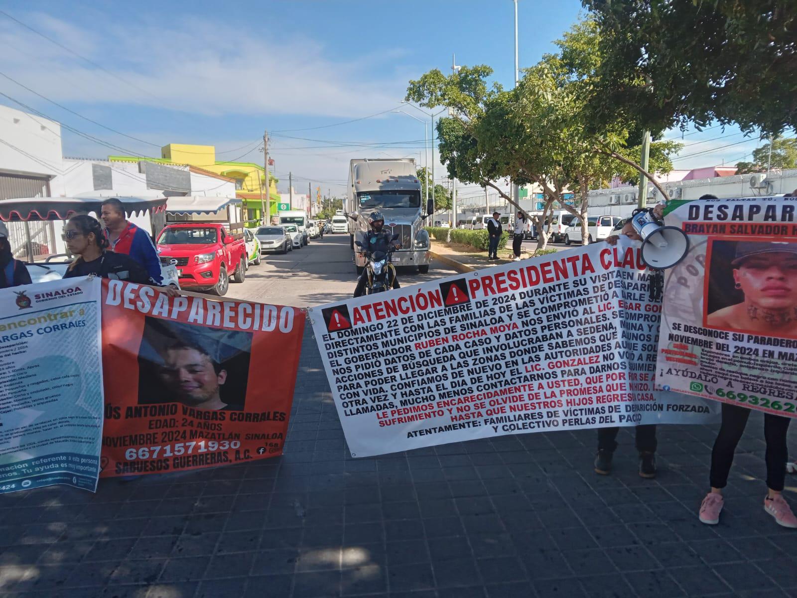 $!Bloquean familiares de personas desaparecidas la avenida frente a muelle de cruceros para exigir ayuda para buscarlos