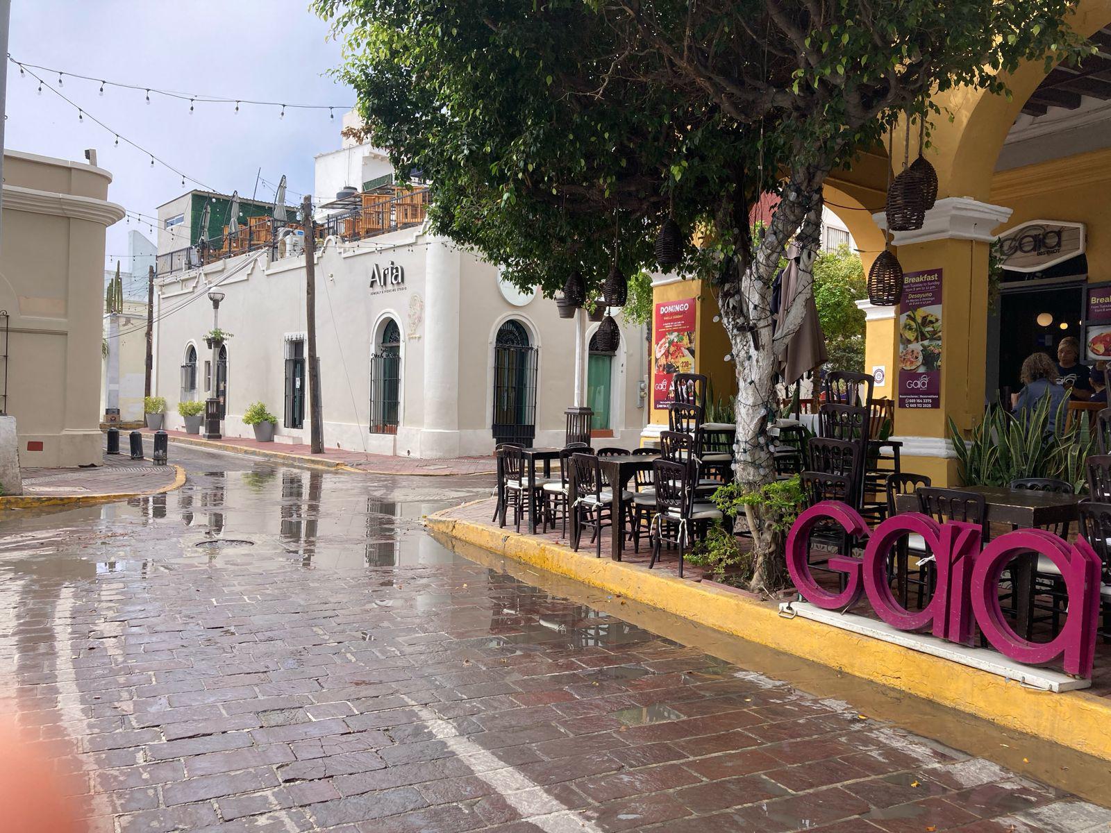 $!Reparan fuga de agua que inundó el viernes calles del Centro Histórico de Mazatlán