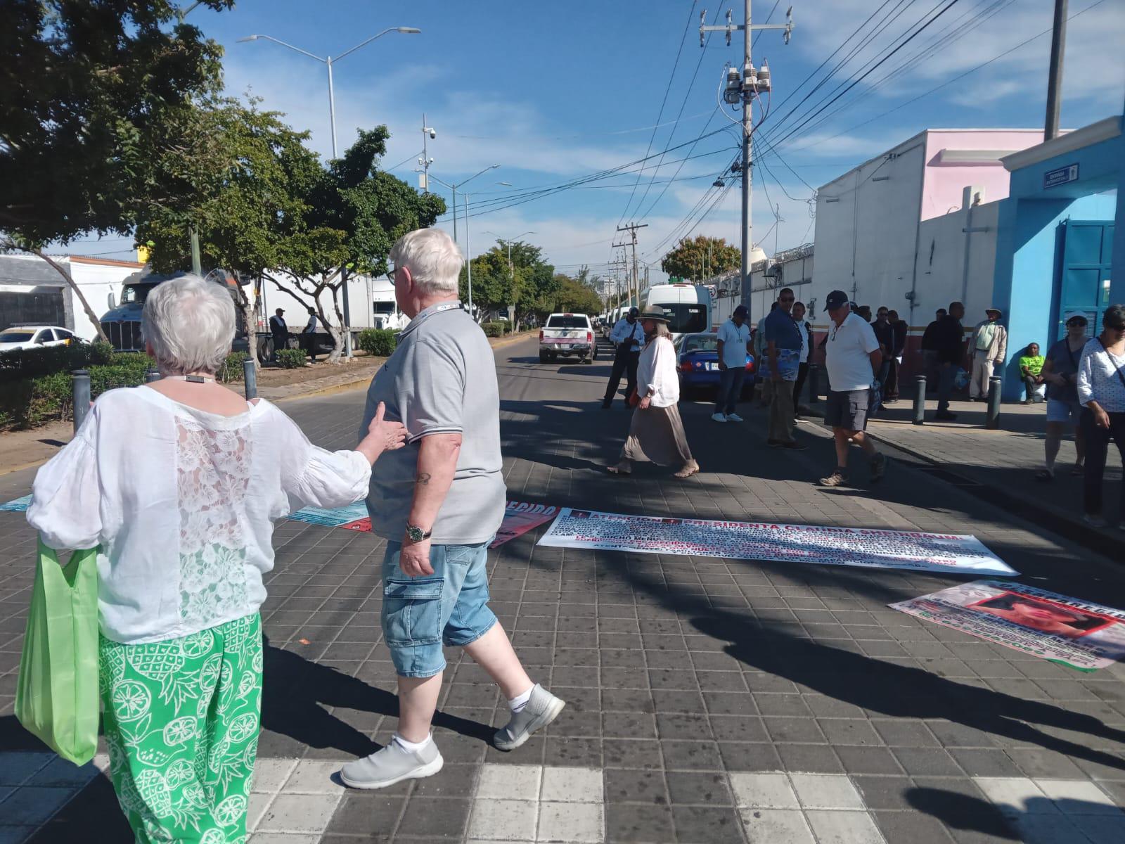 $!Bloquean familiares de personas desaparecidas la avenida frente a muelle de cruceros para exigir ayuda para buscarlos