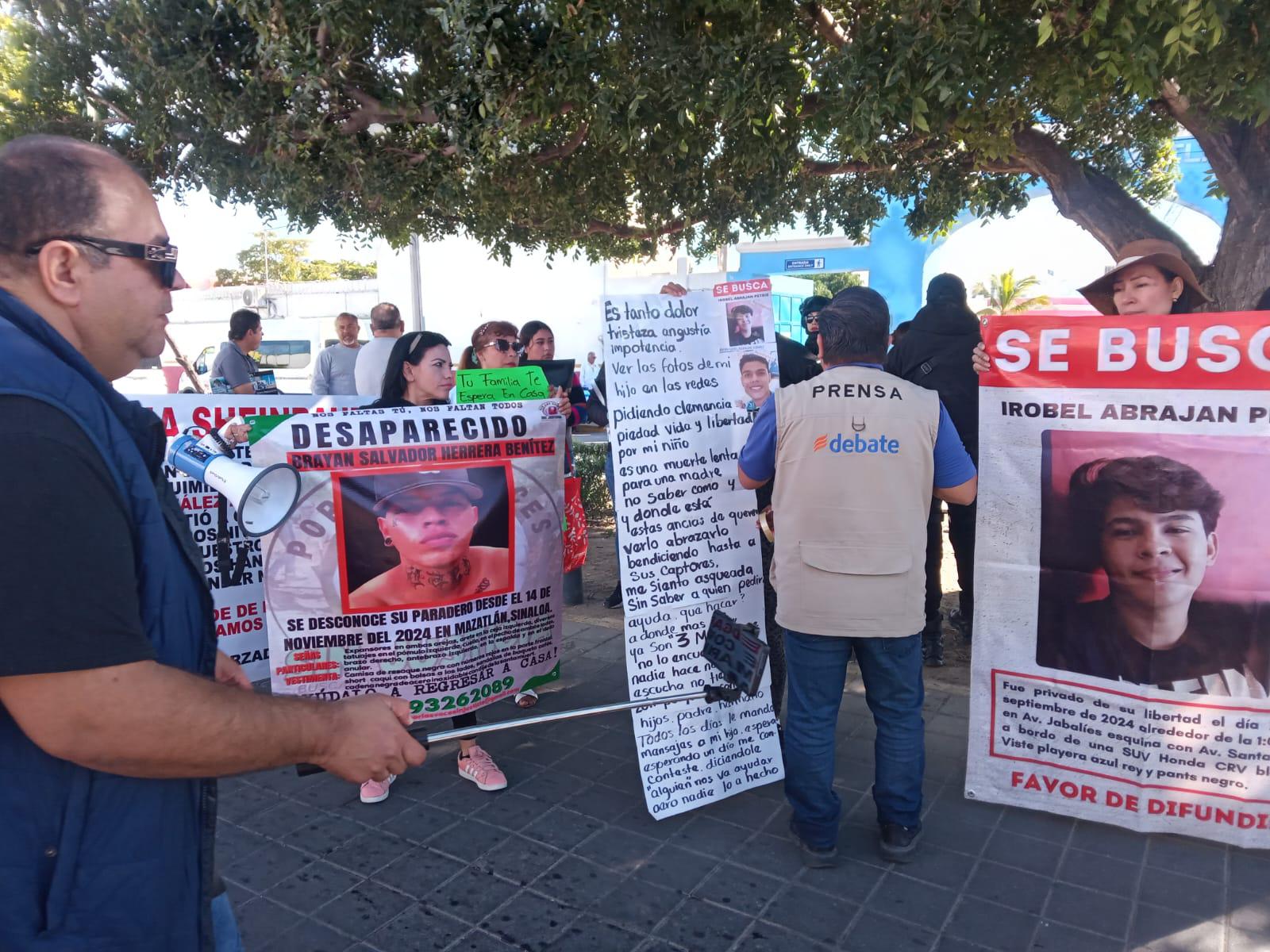 $!Bloquean familiares de personas desaparecidas la avenida frente a muelle de cruceros para exigir ayuda para buscarlos