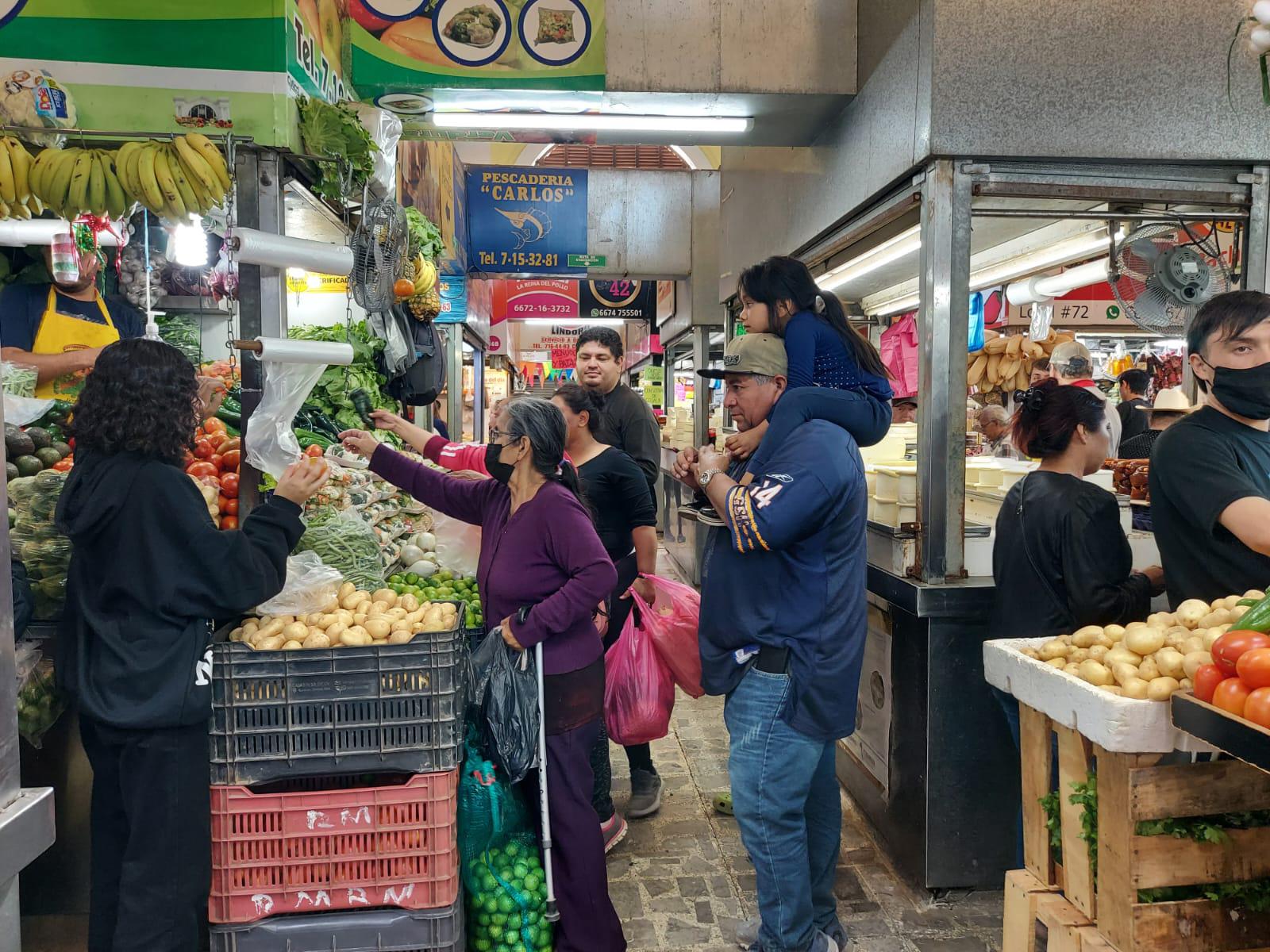 $!Realizan compras previas a Noche Buena en el Centro de Culiacán