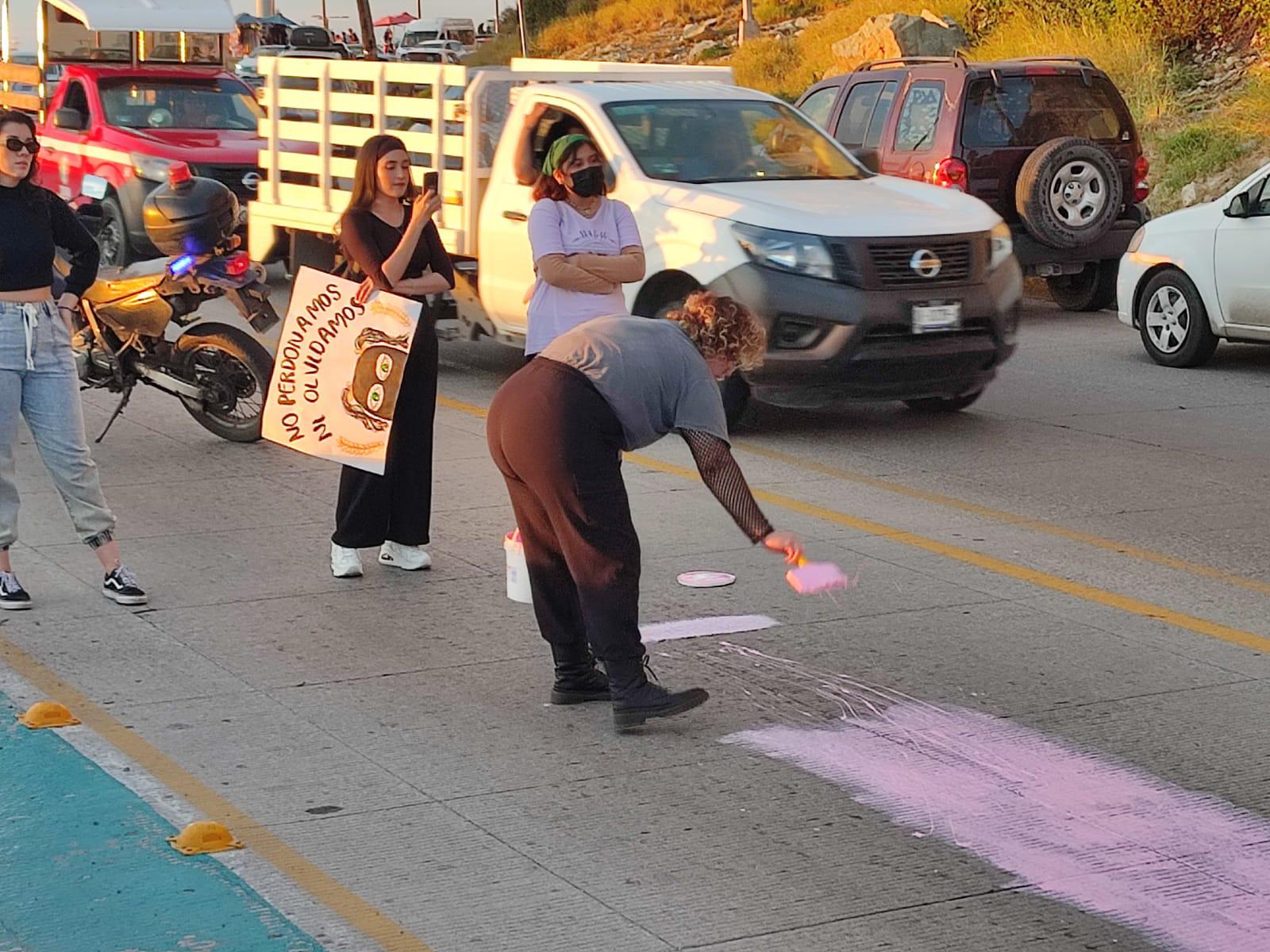 $!Pintan, marchan y gritan por el 25N las colectivas feministas en Mazatlán