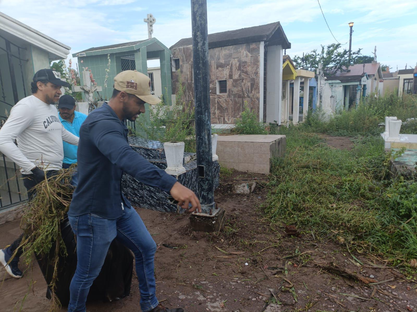 $!Alcaldesa de Escuinapa encabeza campaña de limpieza en panteón municipal